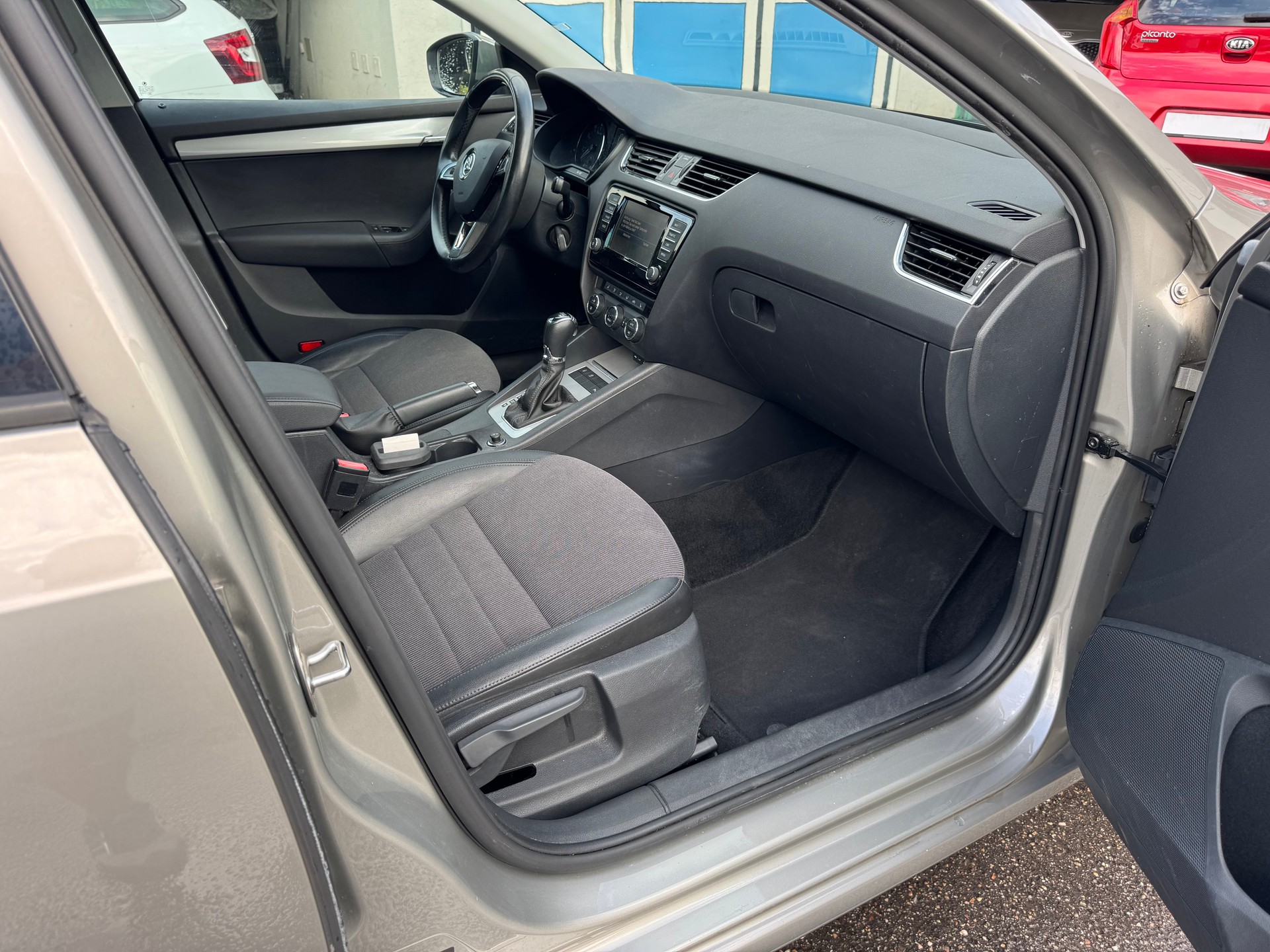 SKODA Octavia Combi 1.4 TSI Style DSG-image-9