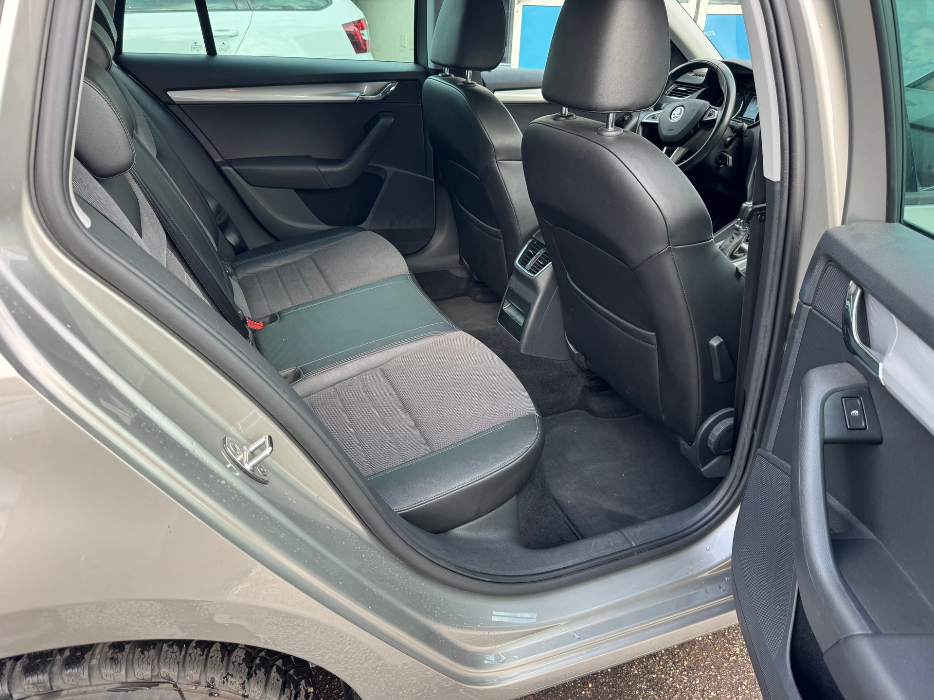 SKODA Octavia Combi 1.4 TSI Style DSG-image-10