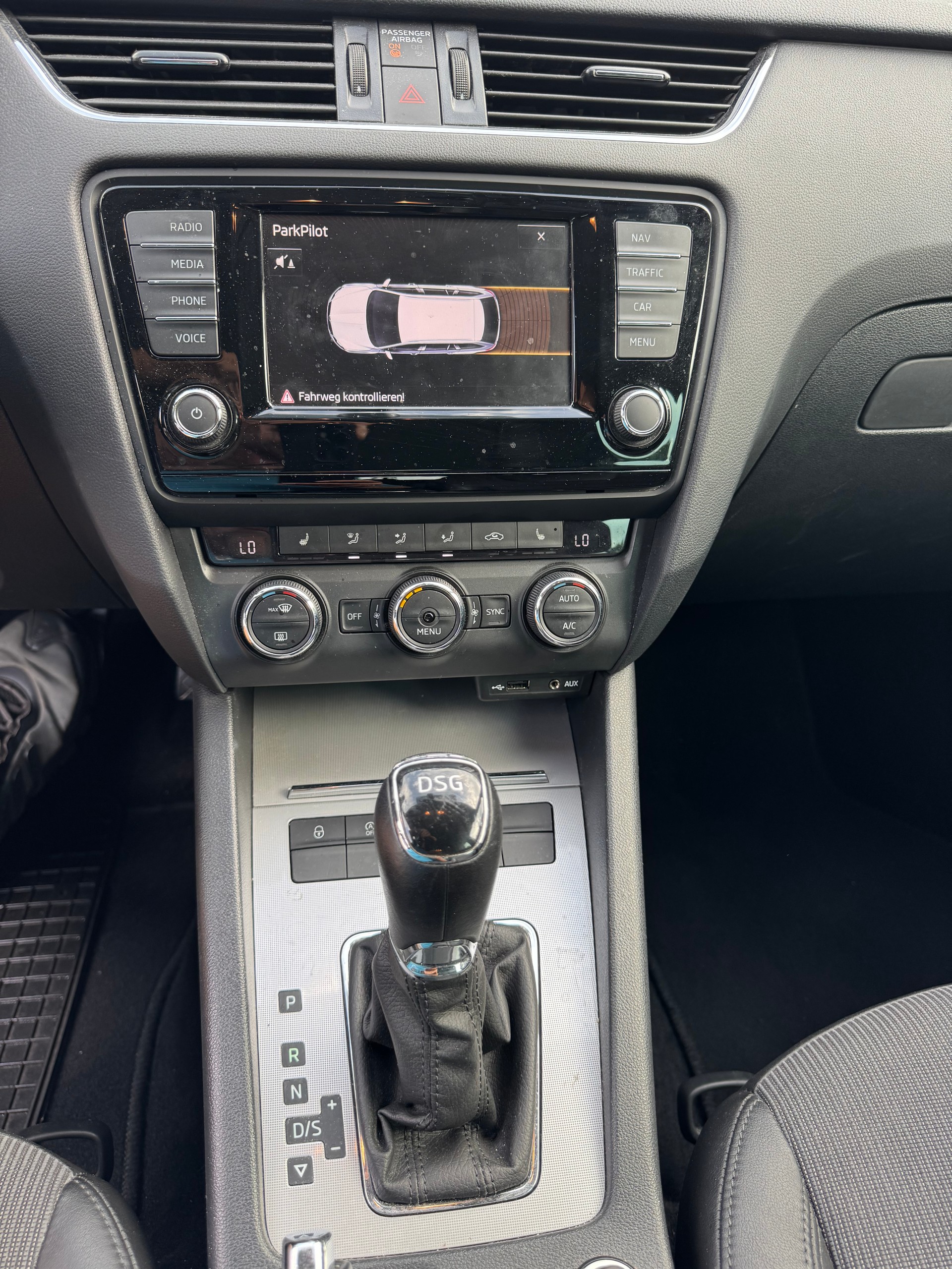 SKODA Octavia Combi 1.4 TSI Style DSG-image-15