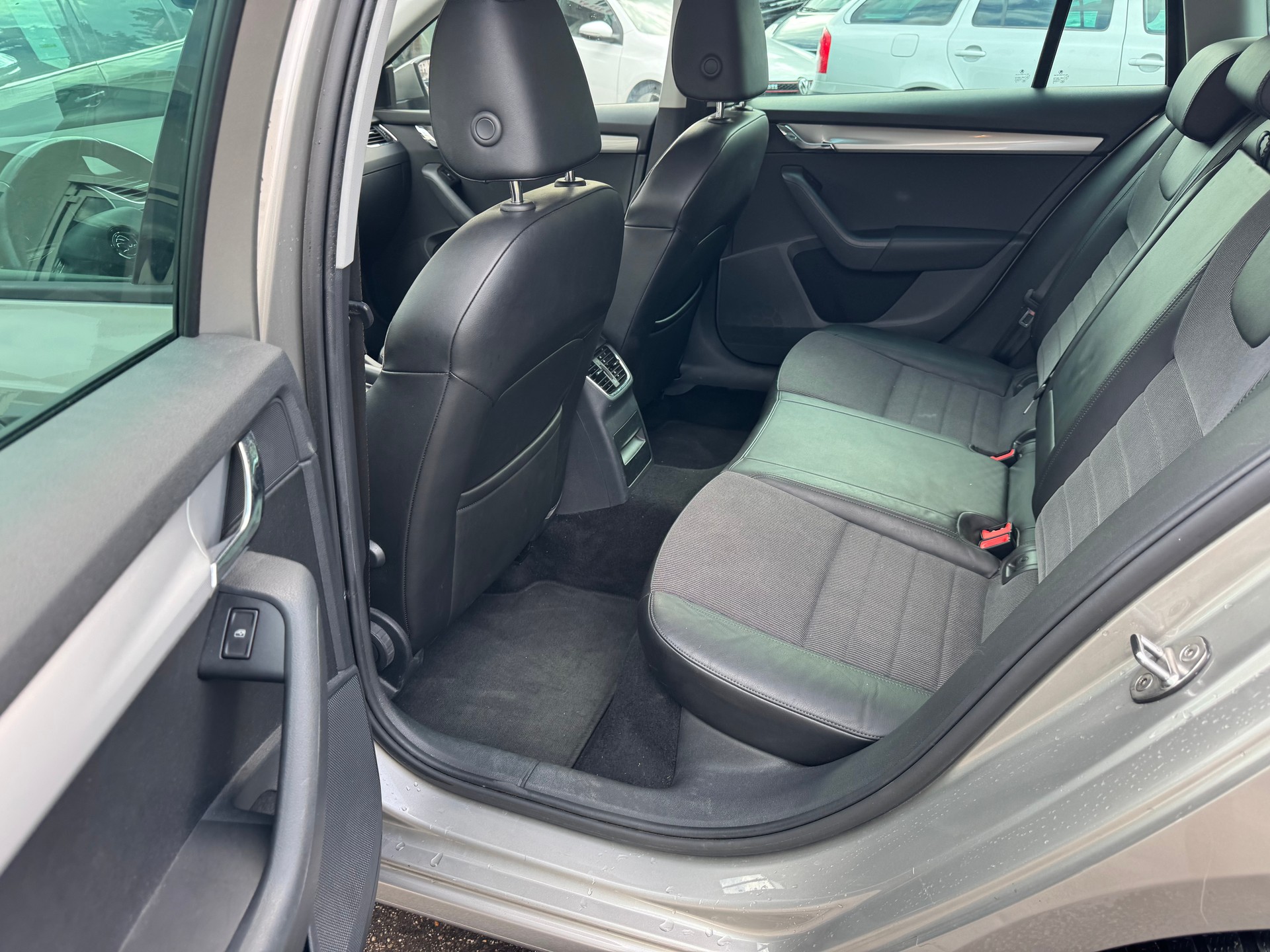 SKODA Octavia Combi 1.4 TSI Style DSG-image-11