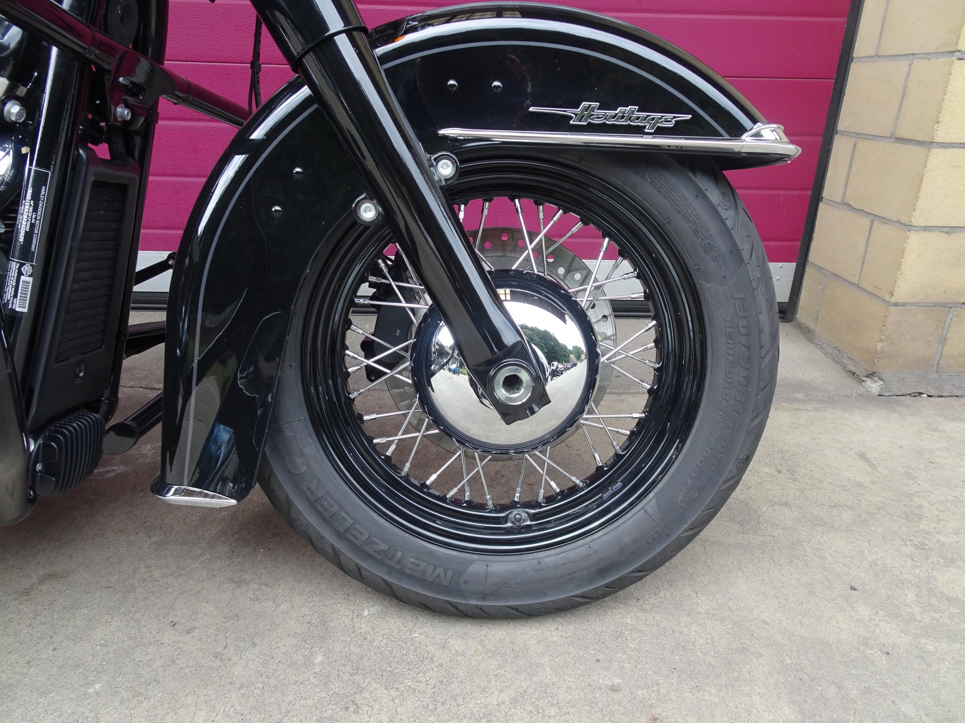 HARLEY-DAVIDSON FLHCS Heritage Classic 114 ABS-showroom-element-1
