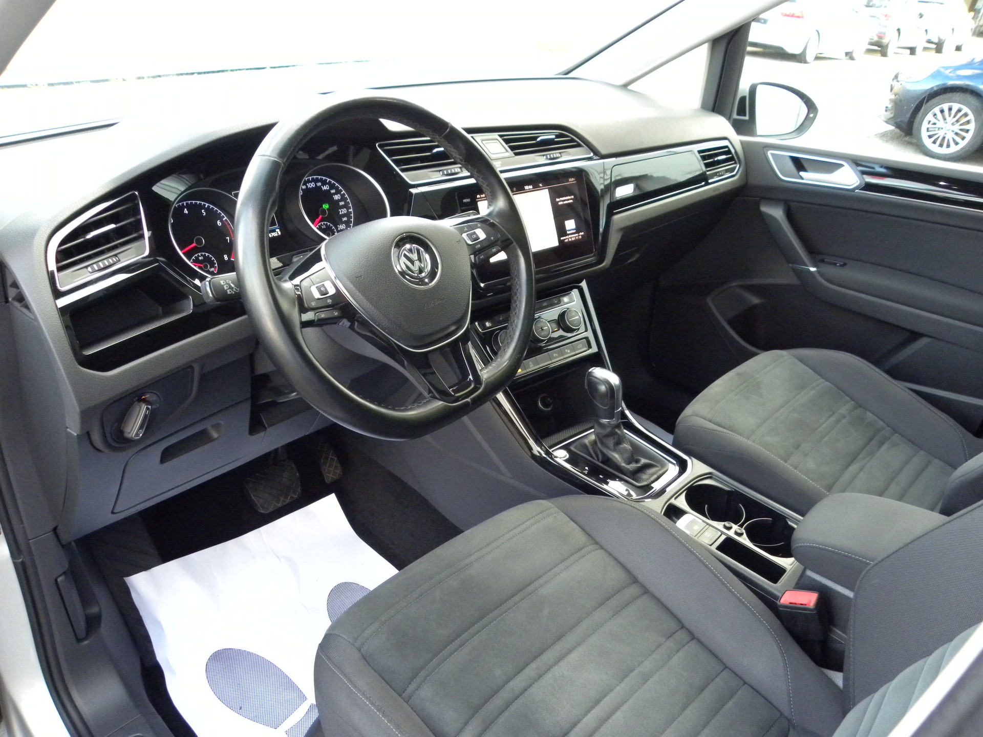 VW Touran 1.5 TSI EVO Highline DSG R-Line 7-Plätzer-image-6