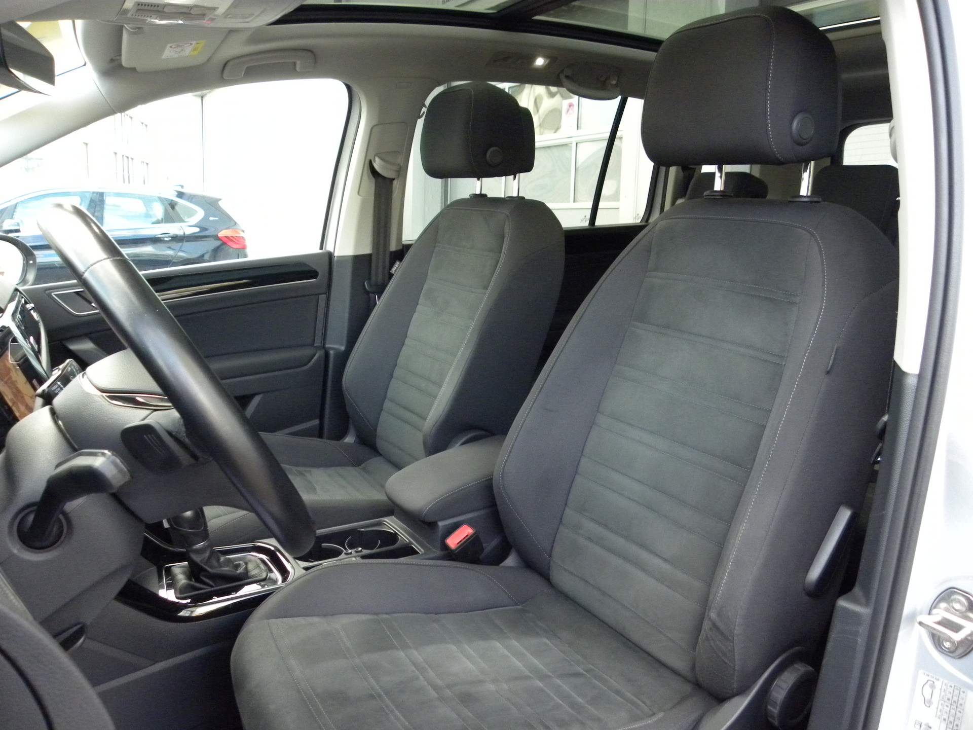 VW Touran 1.5 TSI EVO Highline DSG R-Line 7-Plätzer-image-8