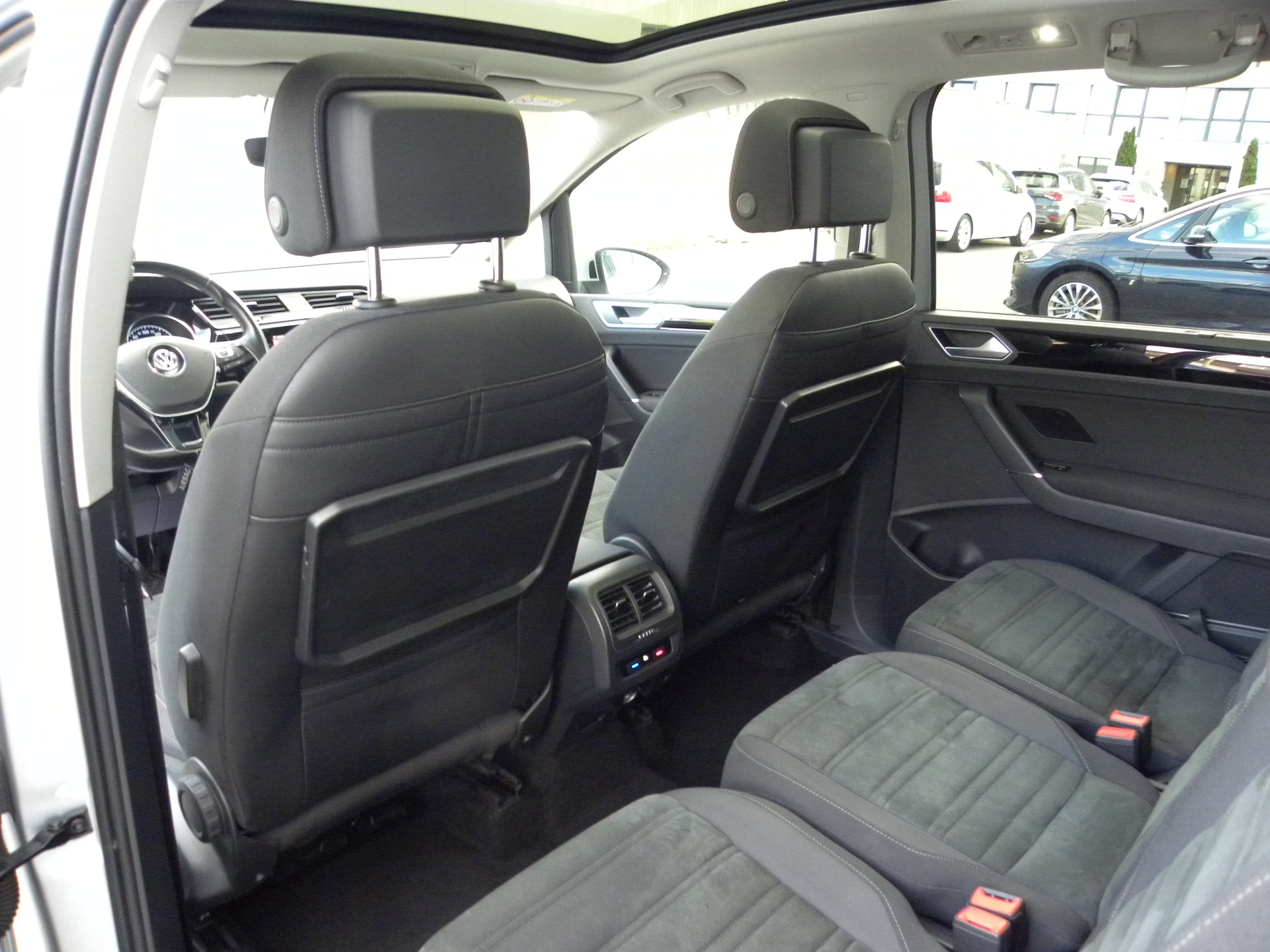 VW Touran 1.5 TSI EVO Highline DSG R-Line 7-Plätzer-image-11