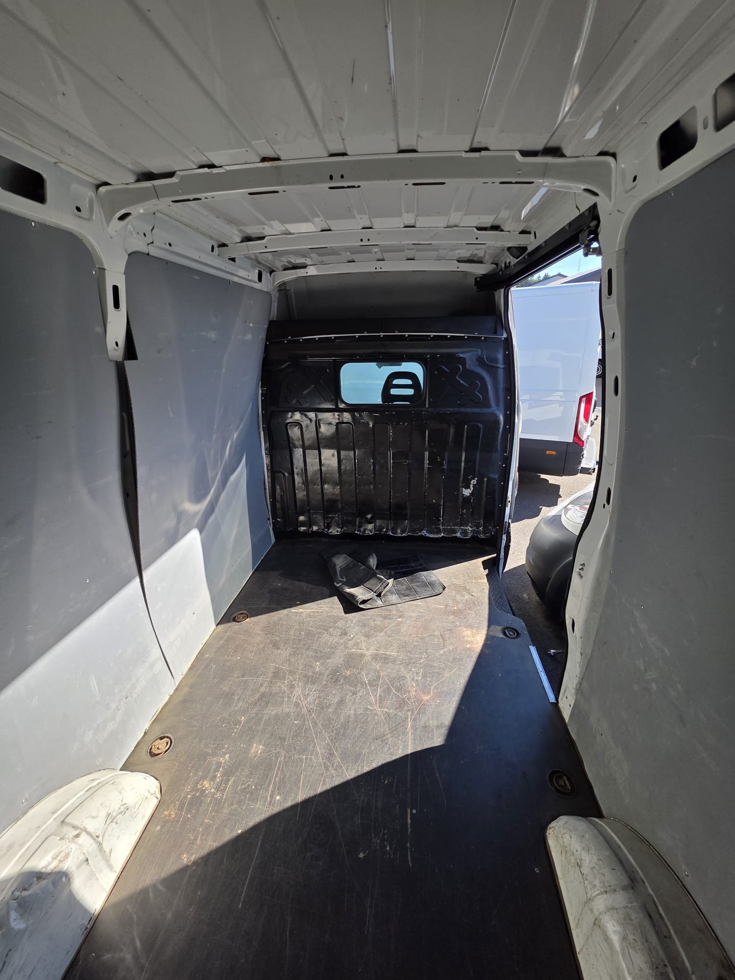 IVECO 35S15V fourgon 10.8m3-image-2