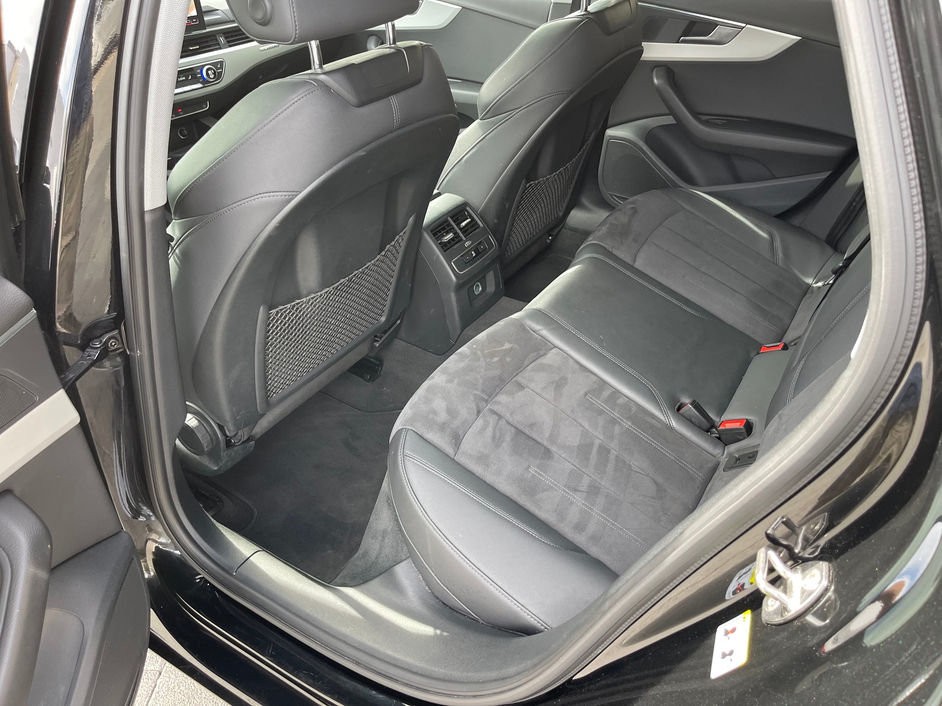 AUDI A4 Avant 40 TDI Attraction quattro S-tronic-image-10