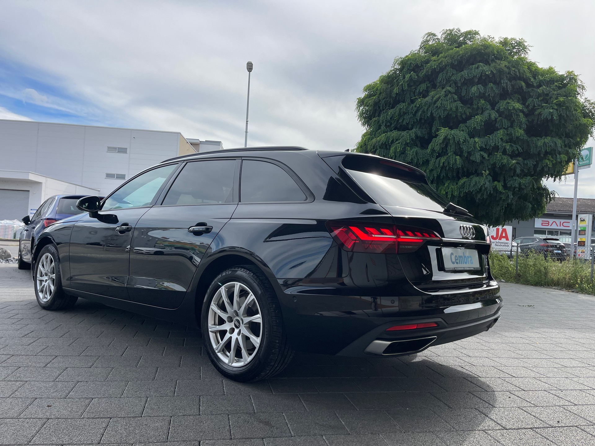 AUDI A4 Avant 40 TDI Attraction quattro S-tronic-image-4
