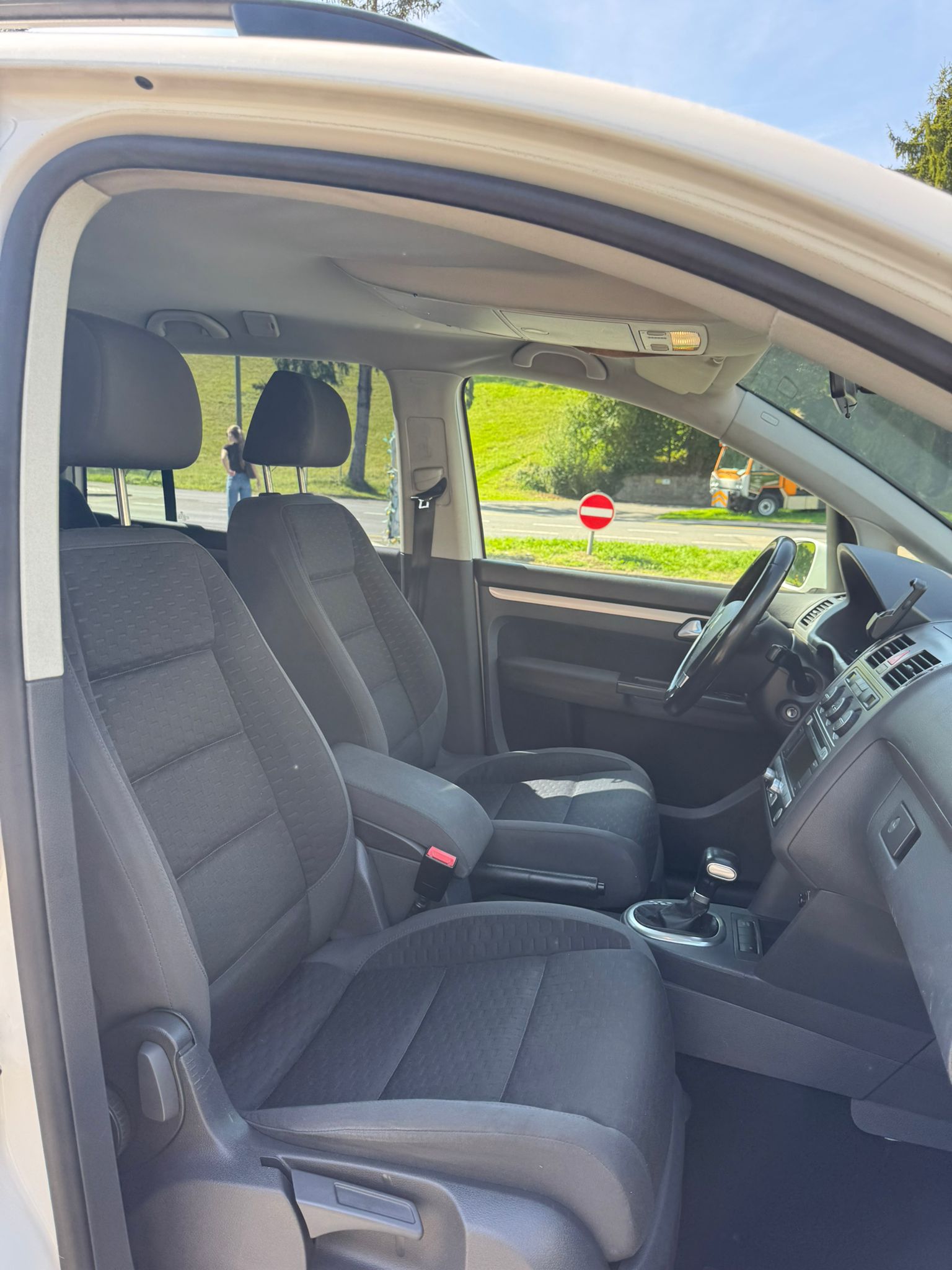 VW Touran 2.0 TDI Trendline-image-12