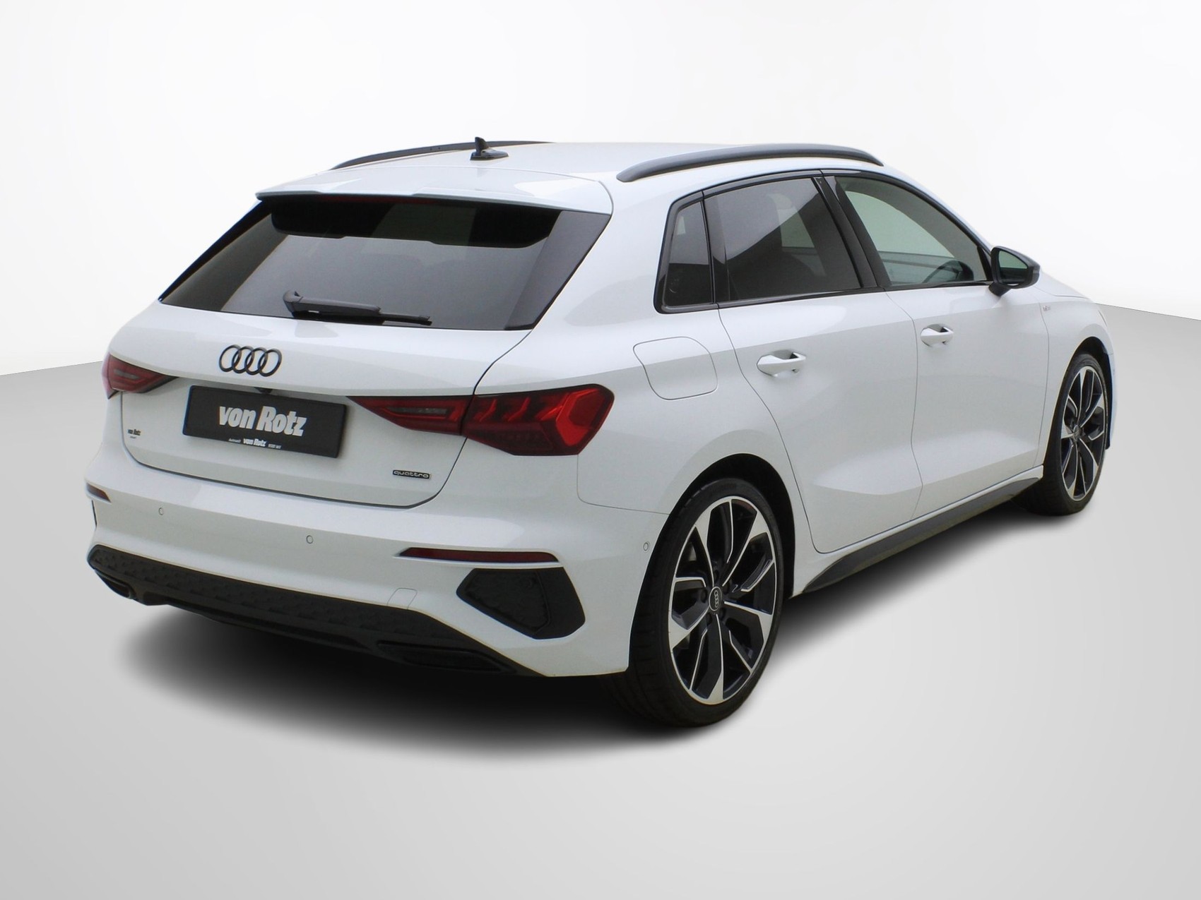 AUDI A3 Sportback 40 TFSI S Line quattro S-Tronic-image-4