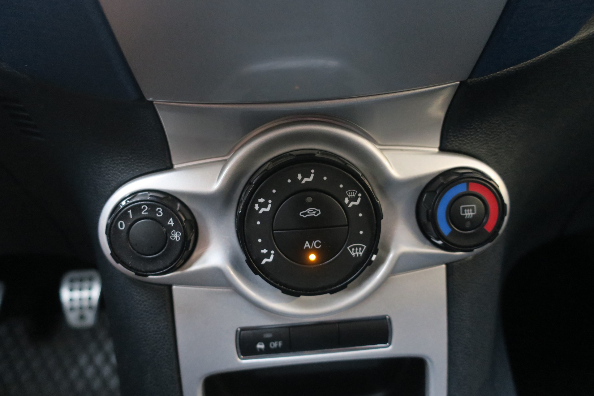 FORD Fiesta 1.6 16V Titanium-image-12