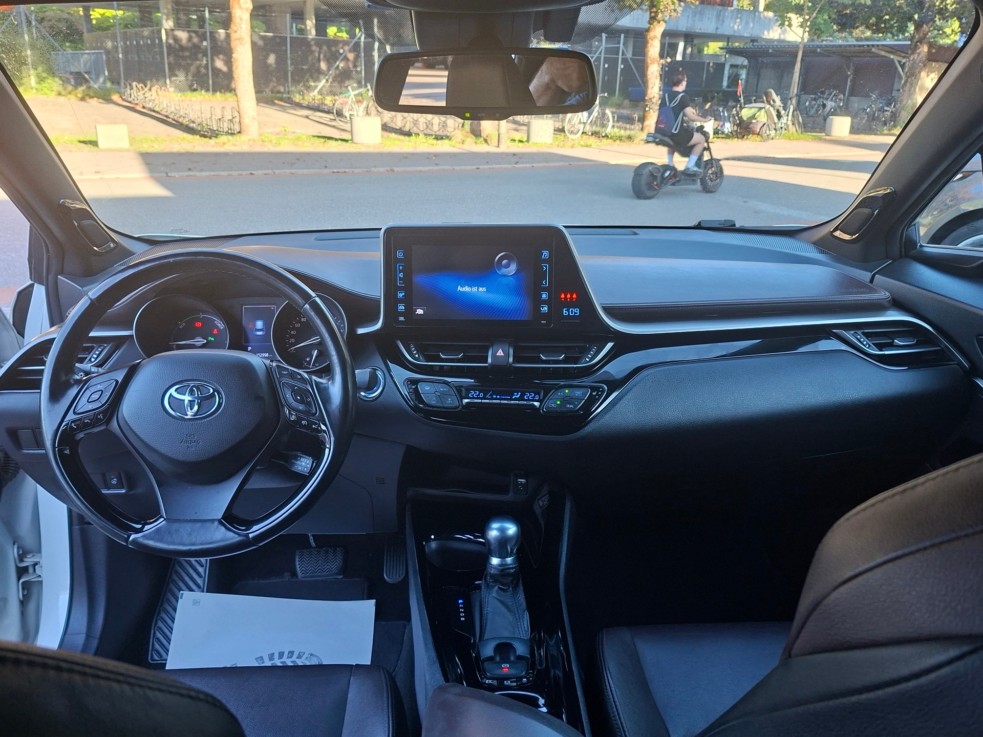 TOYOTA C-HR 1.8 HSD Premium CVT-image-8