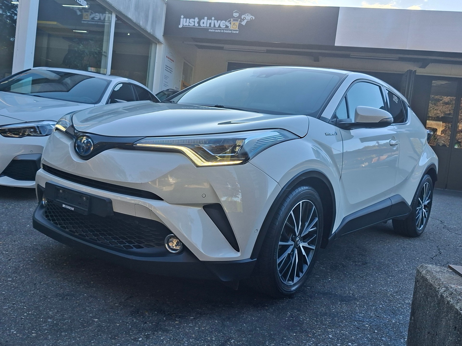 TOYOTA C-HR 1.8 HSD Premium CVT-image-3