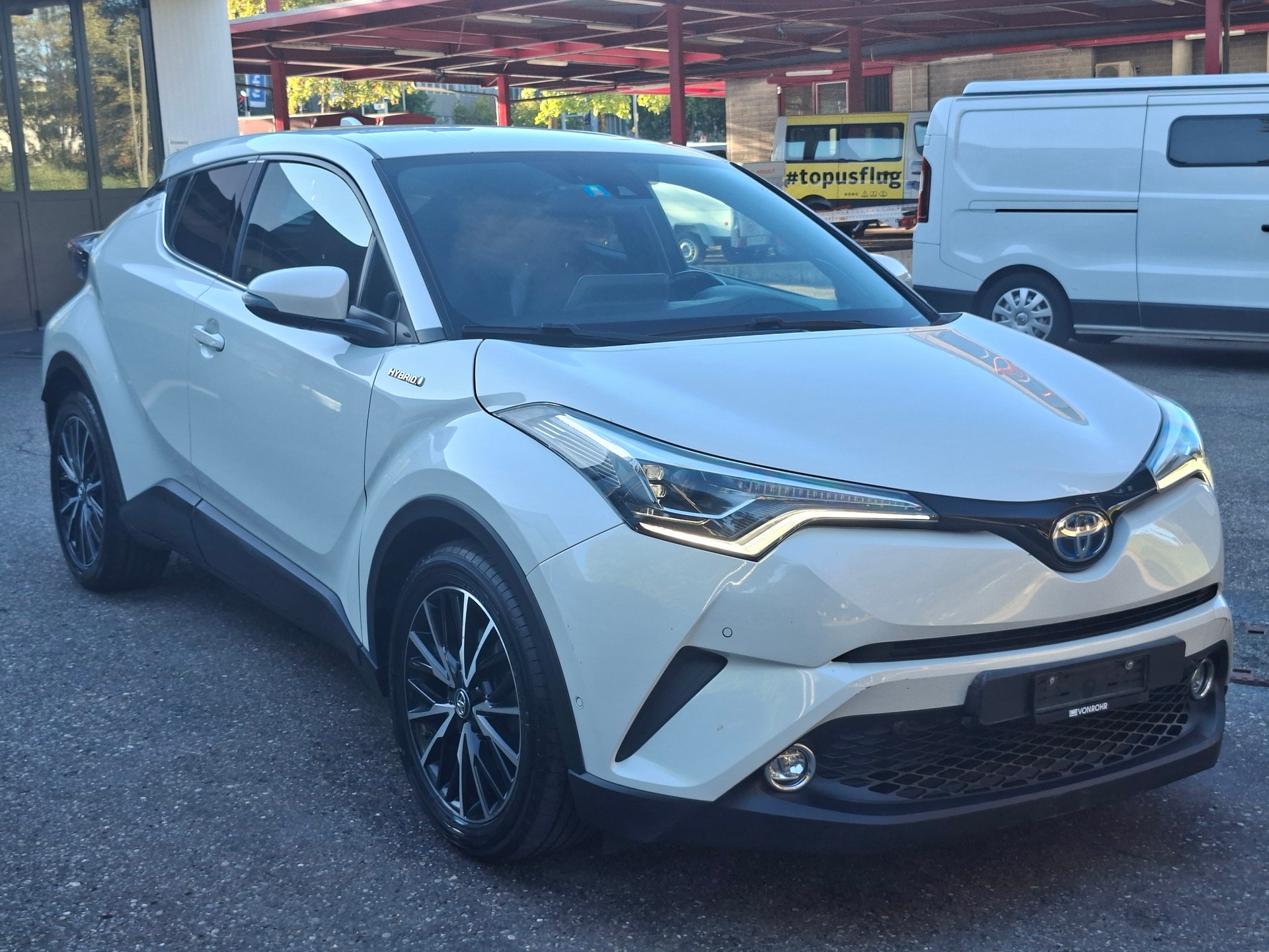 TOYOTA C-HR 1.8 HSD Premium CVT-image-1