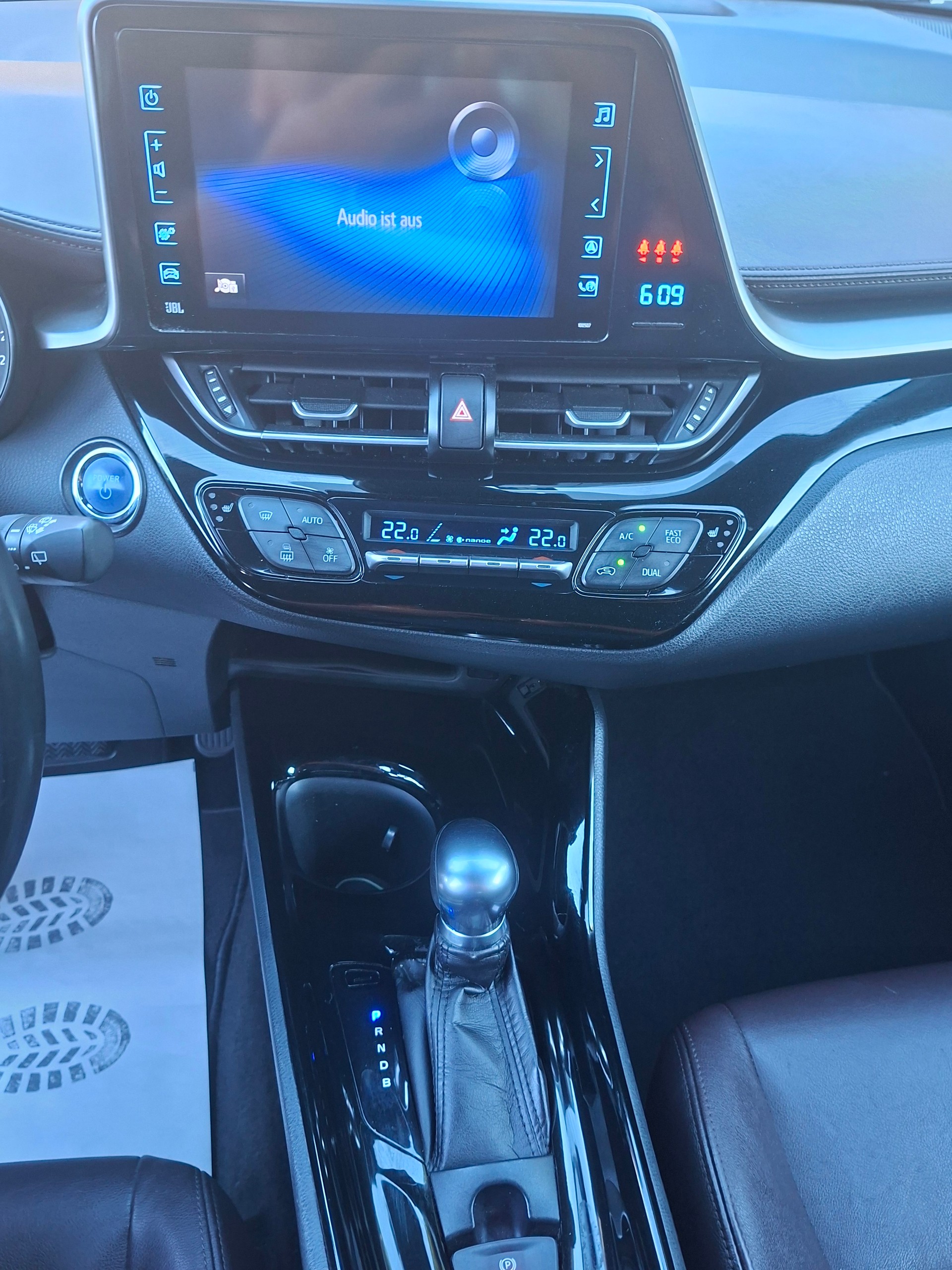 TOYOTA C-HR 1.8 HSD Premium CVT-image-9