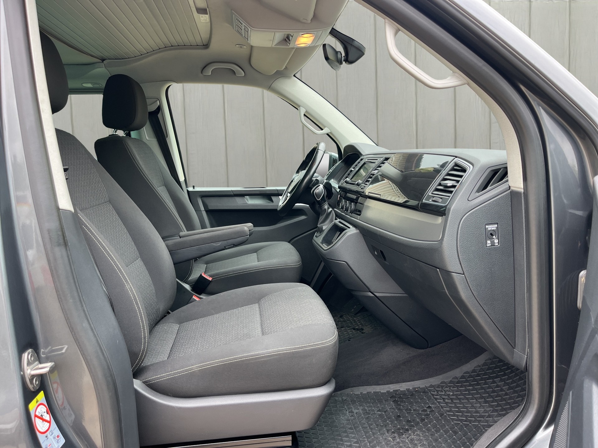 VW T6 California 2.0 TDI Beach Liberty 4Motion DSG 7 Places-image-13