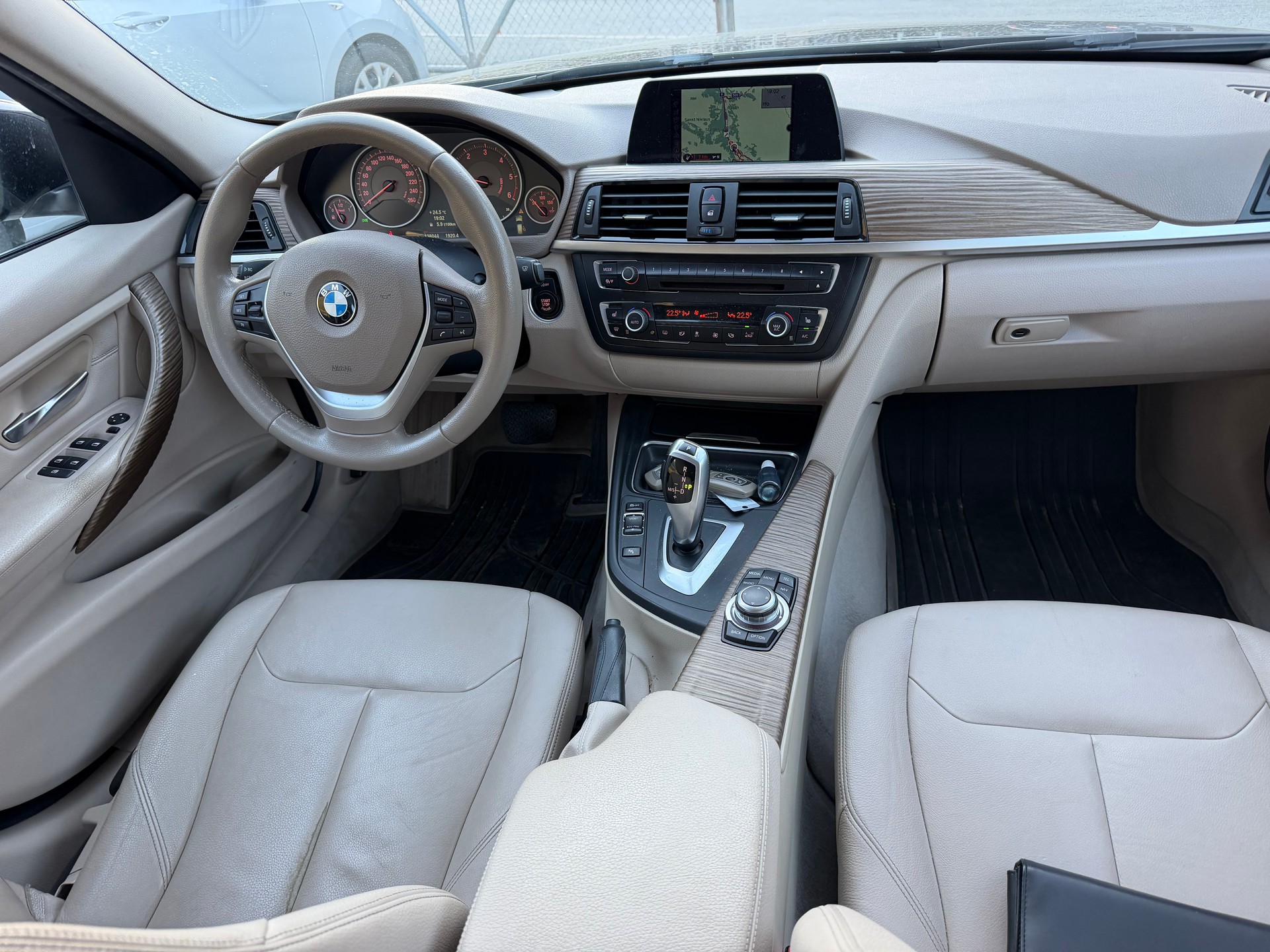 BMW 318d Touring Modern Line Steptronic-image-6