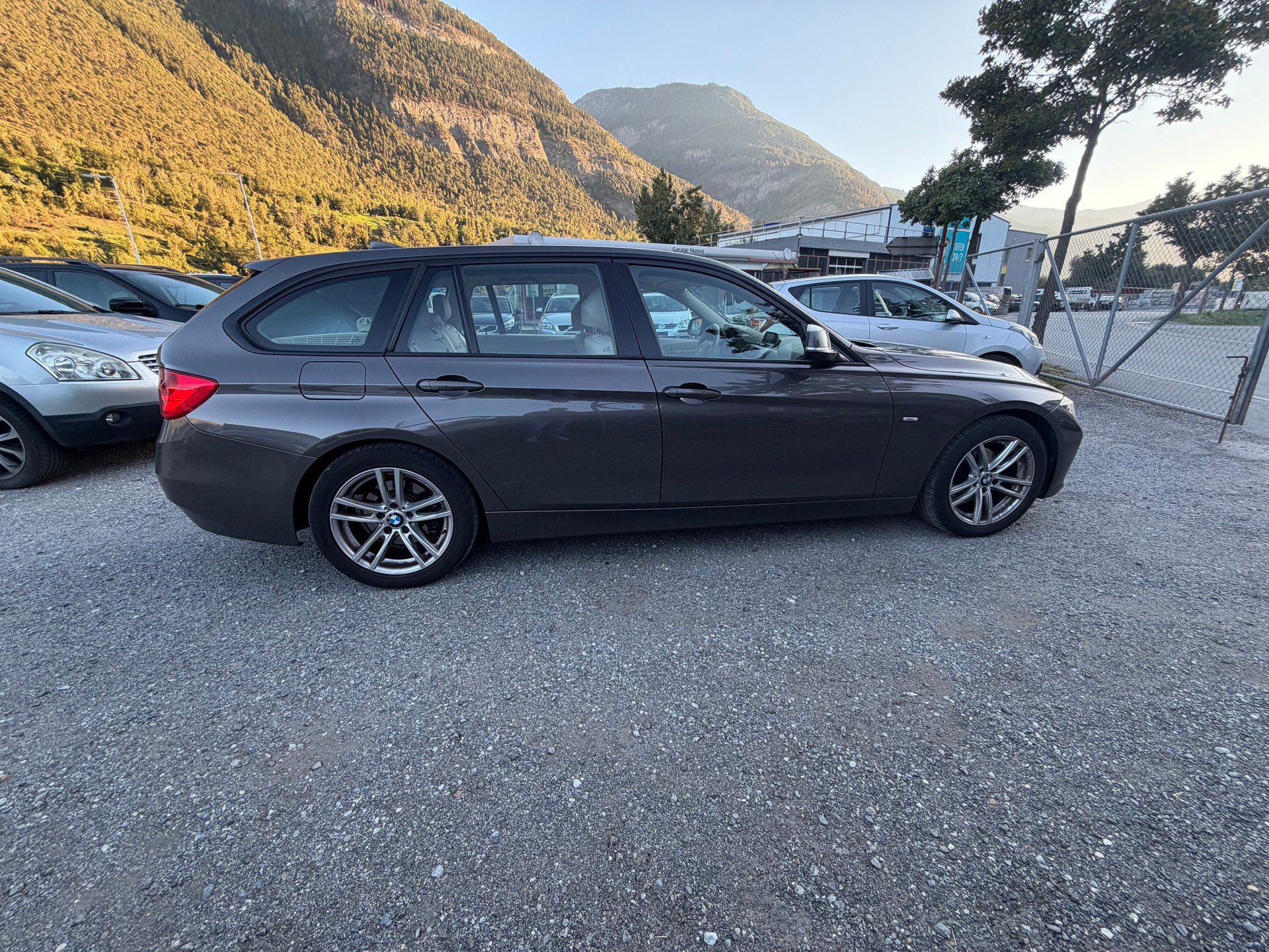 BMW 318d Touring Modern Line Steptronic-image-4