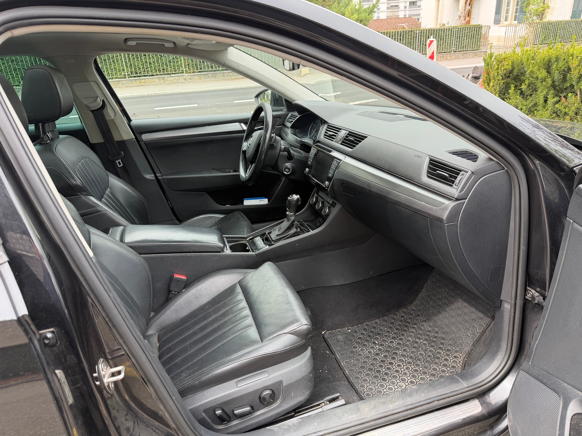 SKODA 2.0 TSI 280 Style 4x4 DSG-image-2