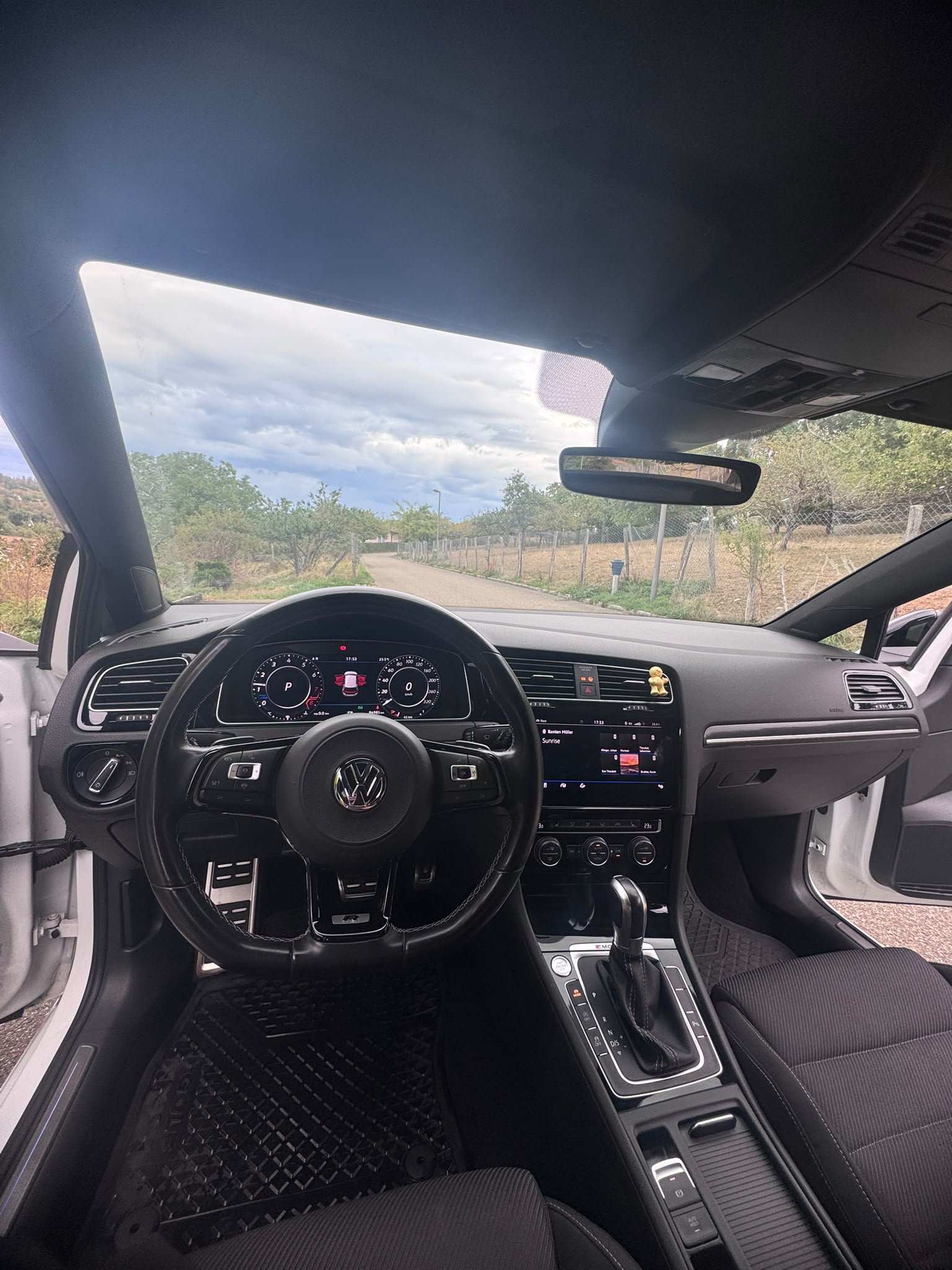 VW 2.0 TSI R DSG 4motion-image-4