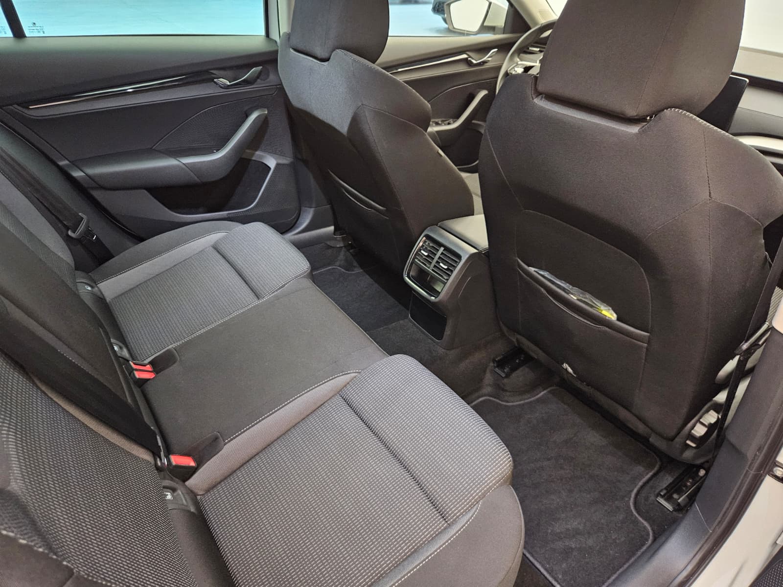 SKODA Octavia Combi 2.0 TSI Ambition DSG 4x4-image-12