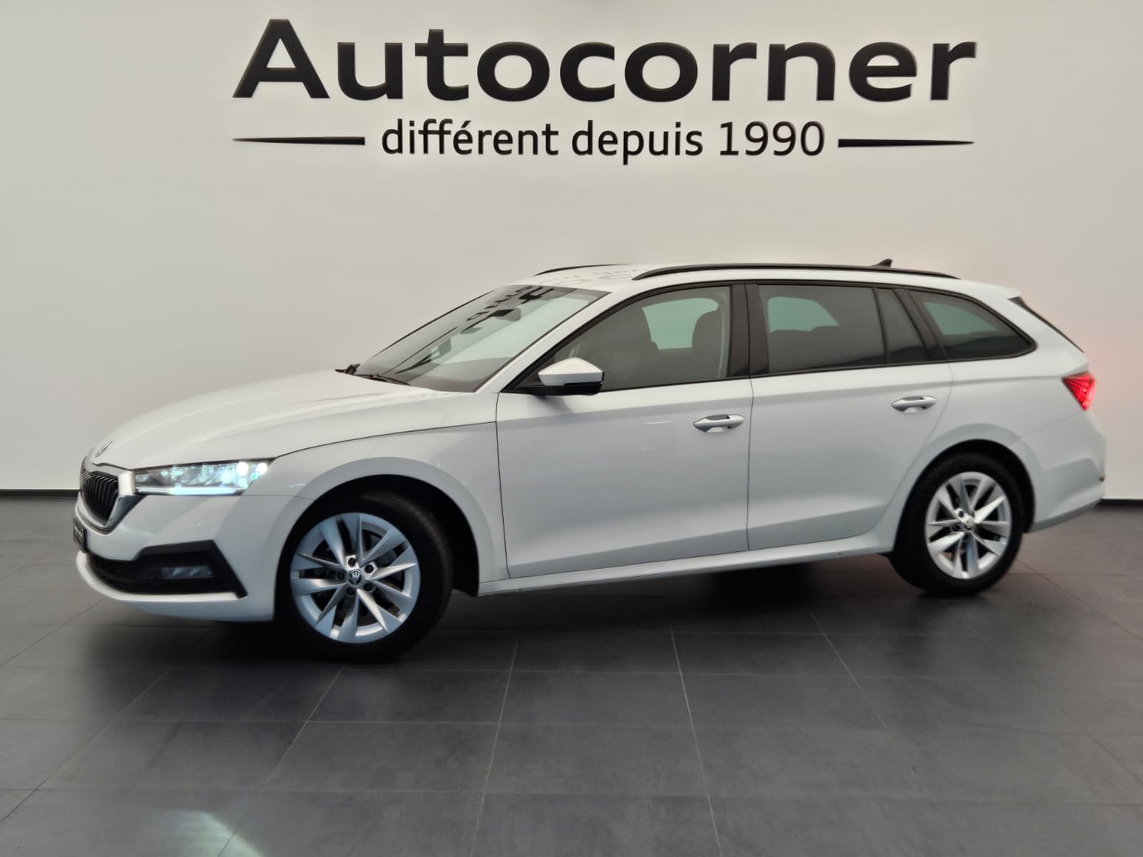 SKODA Octavia Combi 2.0 TSI Ambition DSG 4x4-image-0