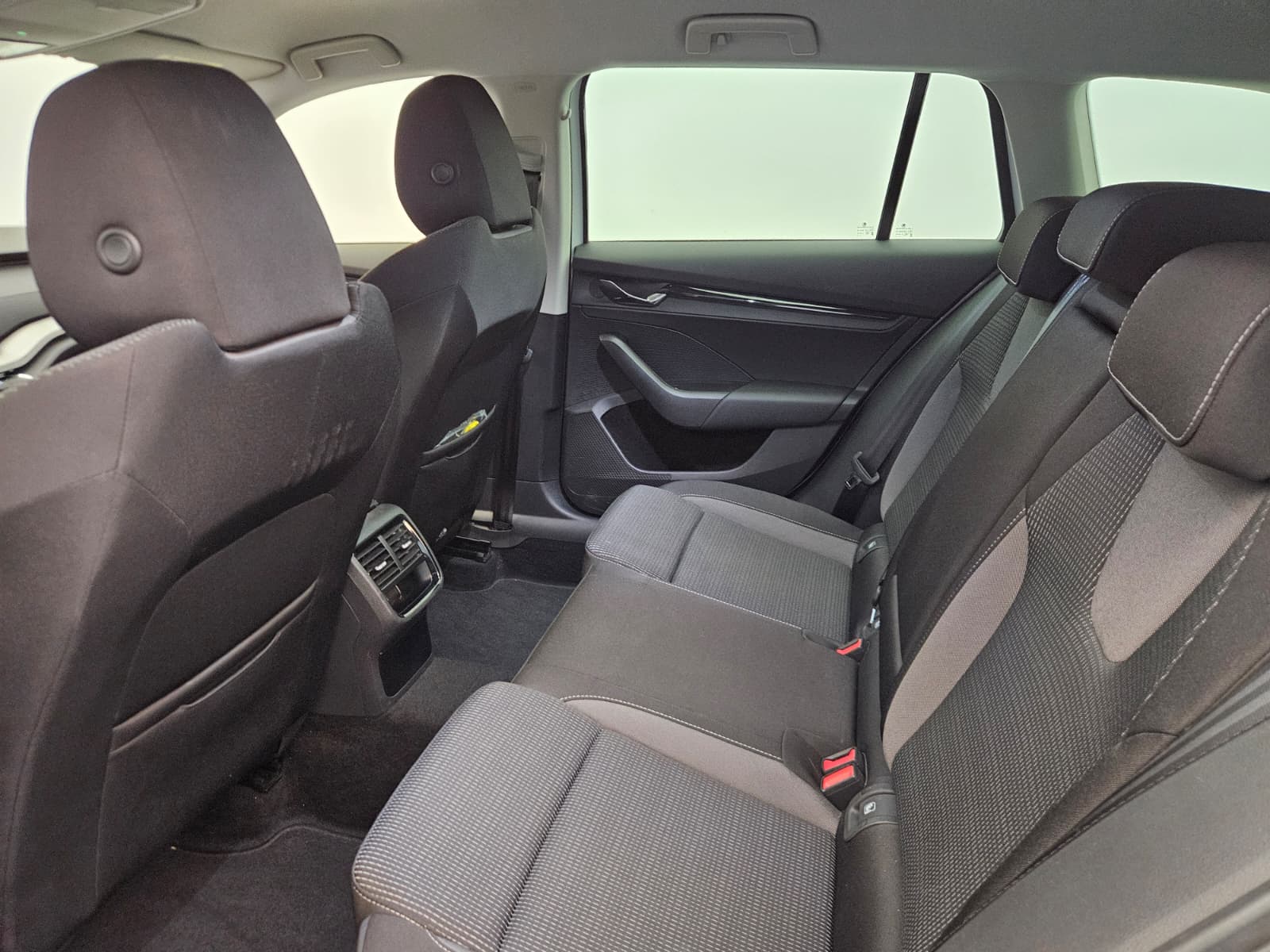 SKODA Octavia Combi 2.0 TSI Ambition DSG 4x4-image-11