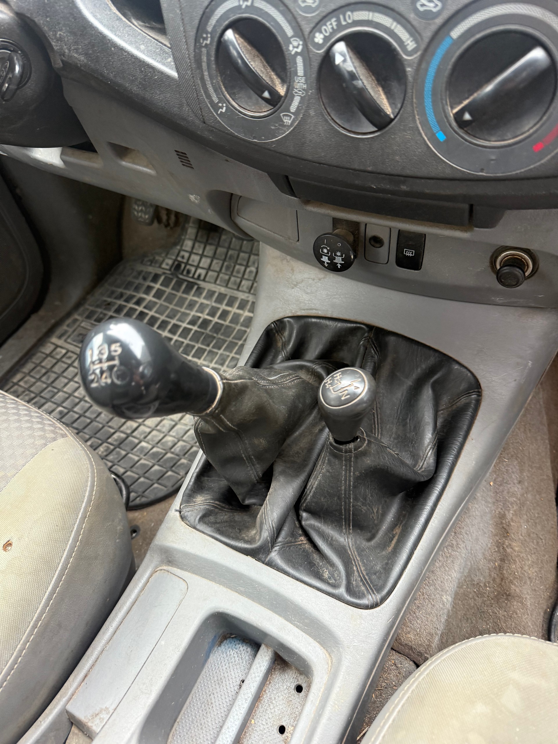 TOYOTA Hilux 4x4 DoubleCab LineaTerra-image-10