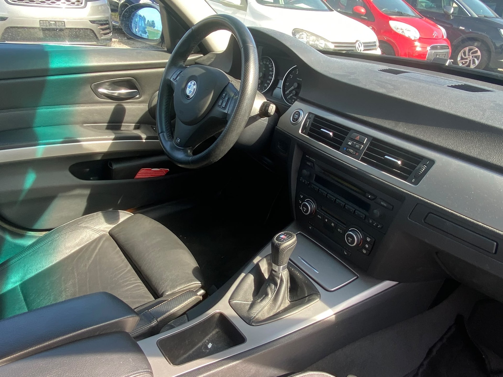 BMW 325i-image-11