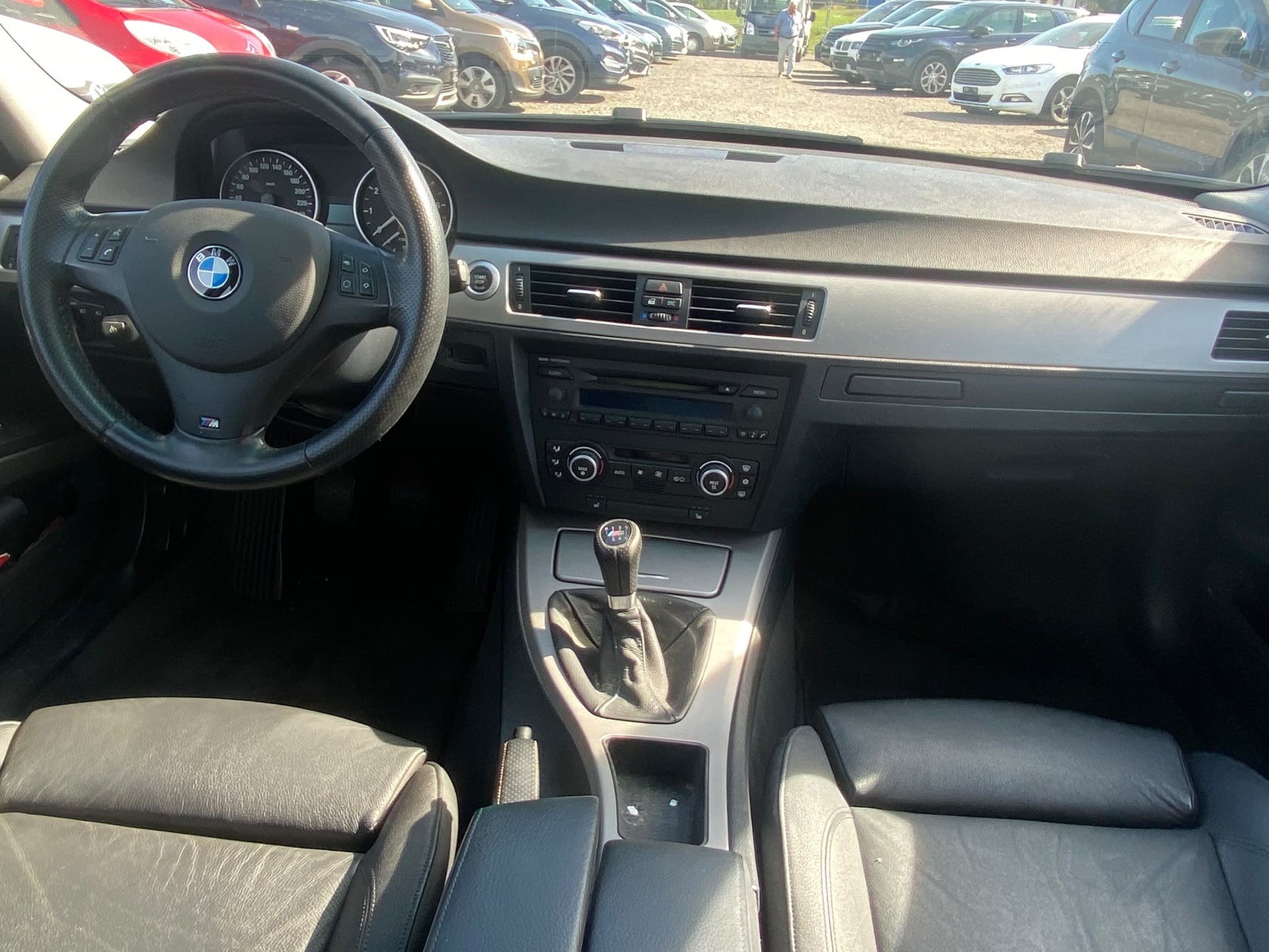 BMW 325i-image-10