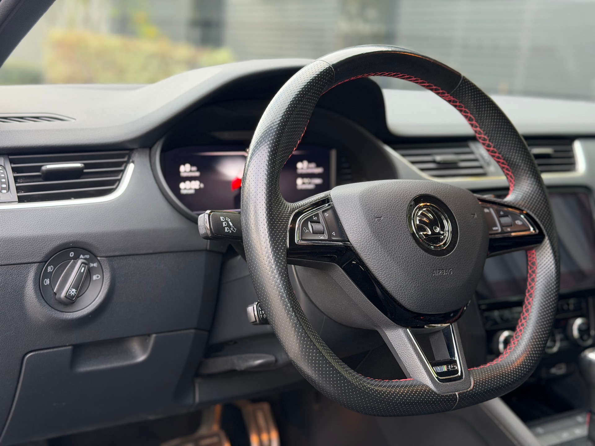 SKODA Octavia Combi 2.0 TSI RS DSG-image-11