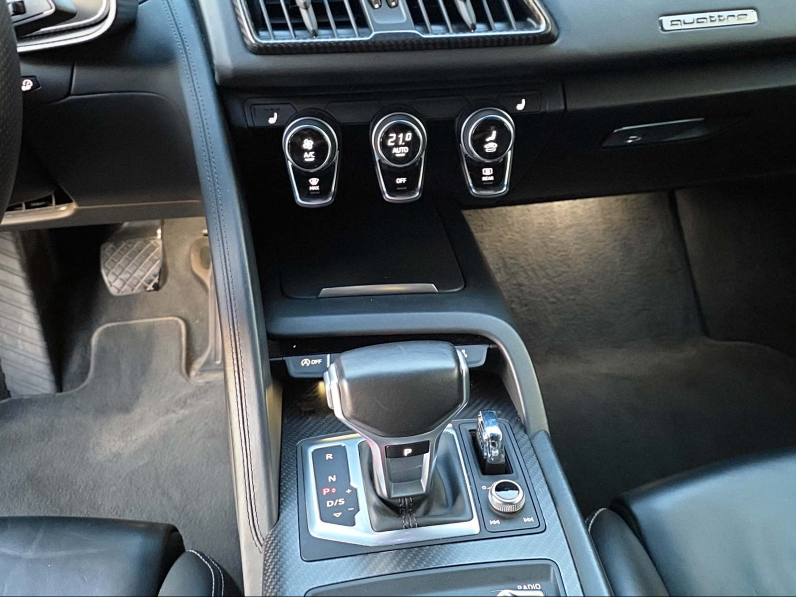 AUDI R8 Coupé 5.2 S-Tronic-image-11
