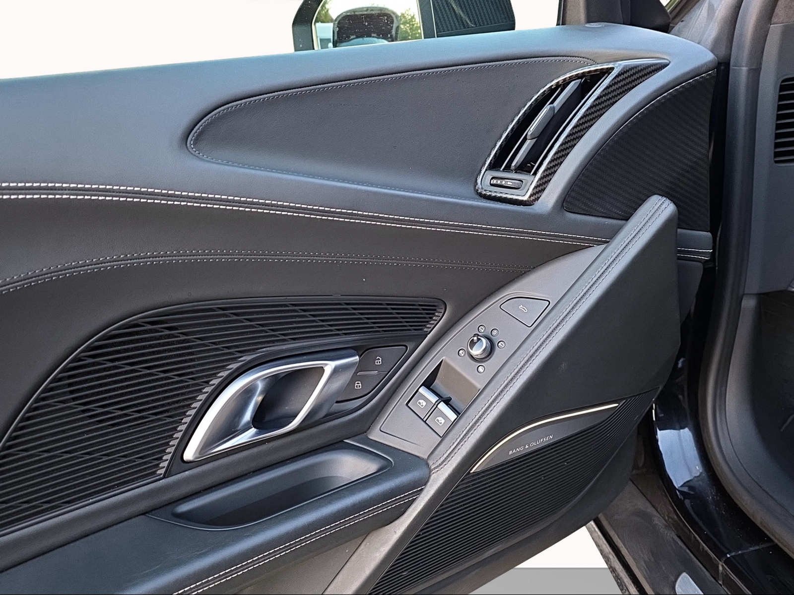 AUDI R8 Coupé 5.2 S-Tronic-image-10