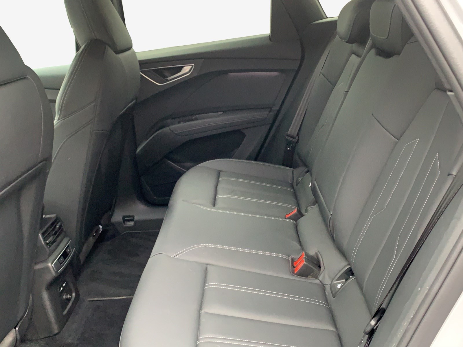AUDI Q4 e-tron 45 quattro-image-8