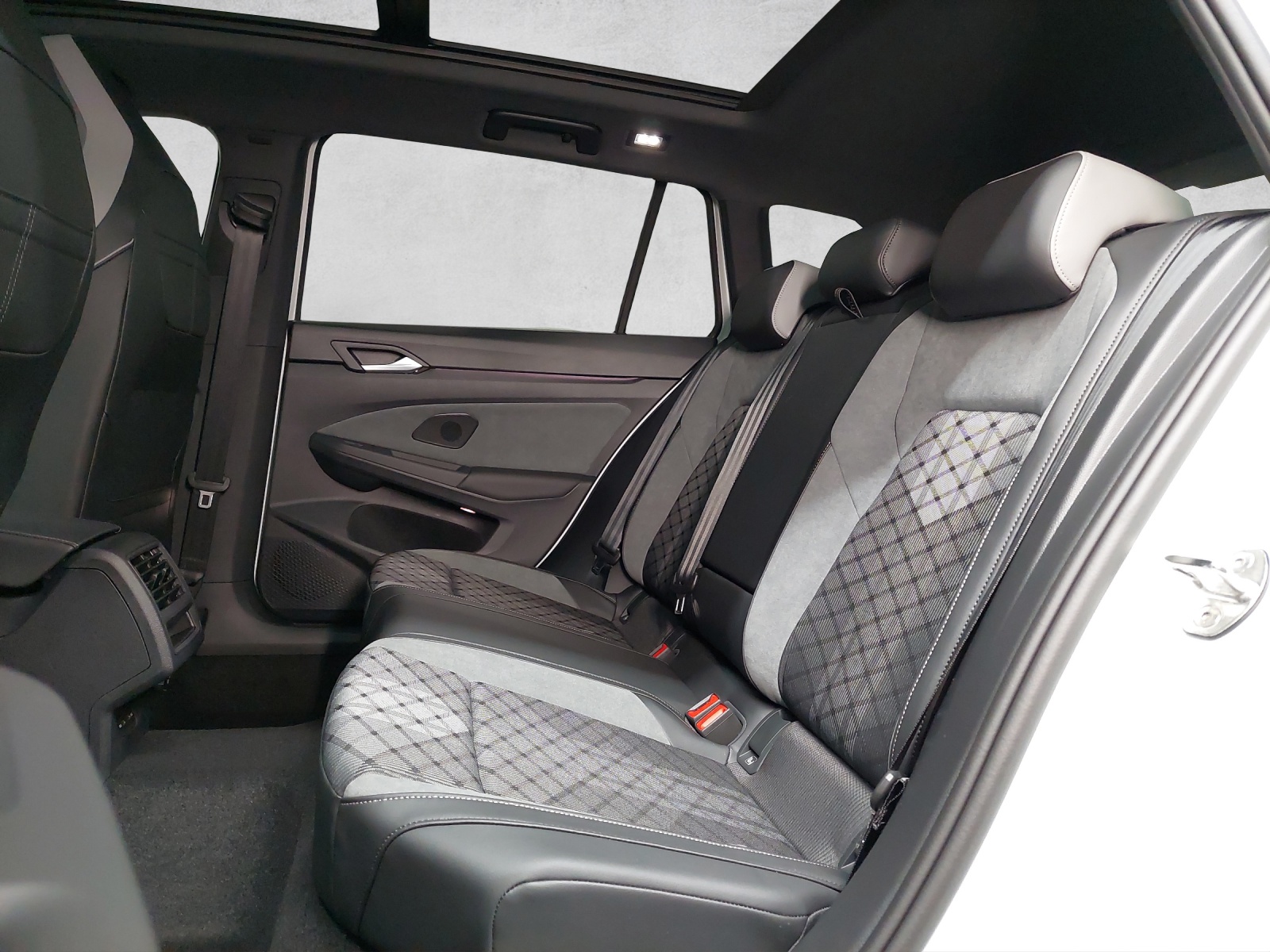 VW Golf 1.5 eTSI mHEV R-Line DSG-image-8