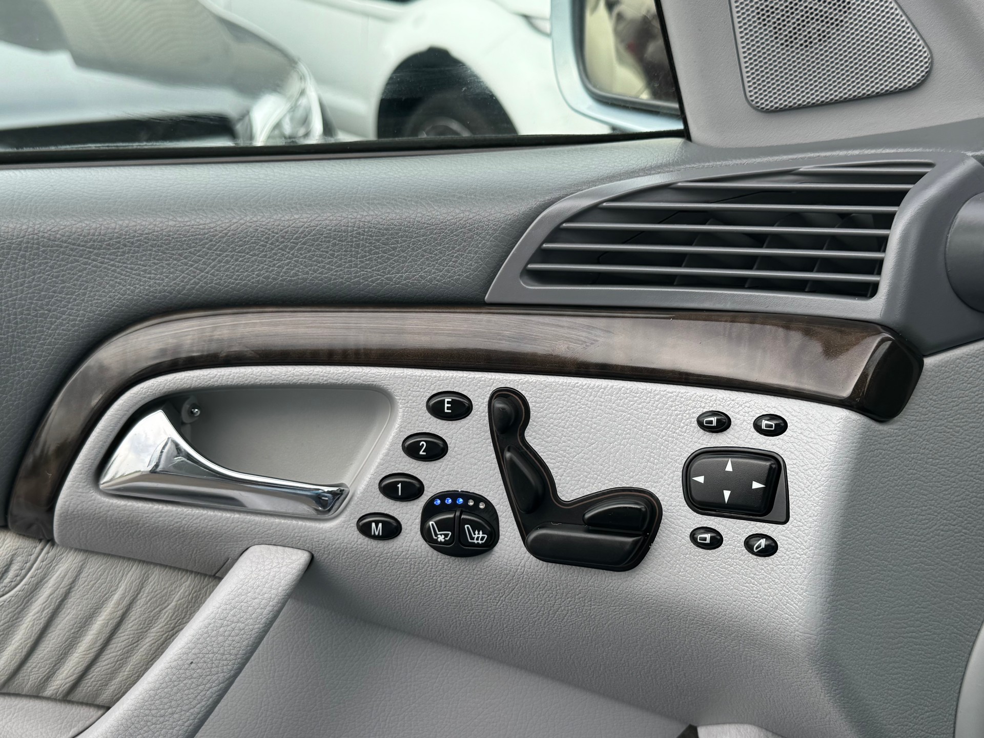 MERCEDES-BENZ S 320 L-image-13
