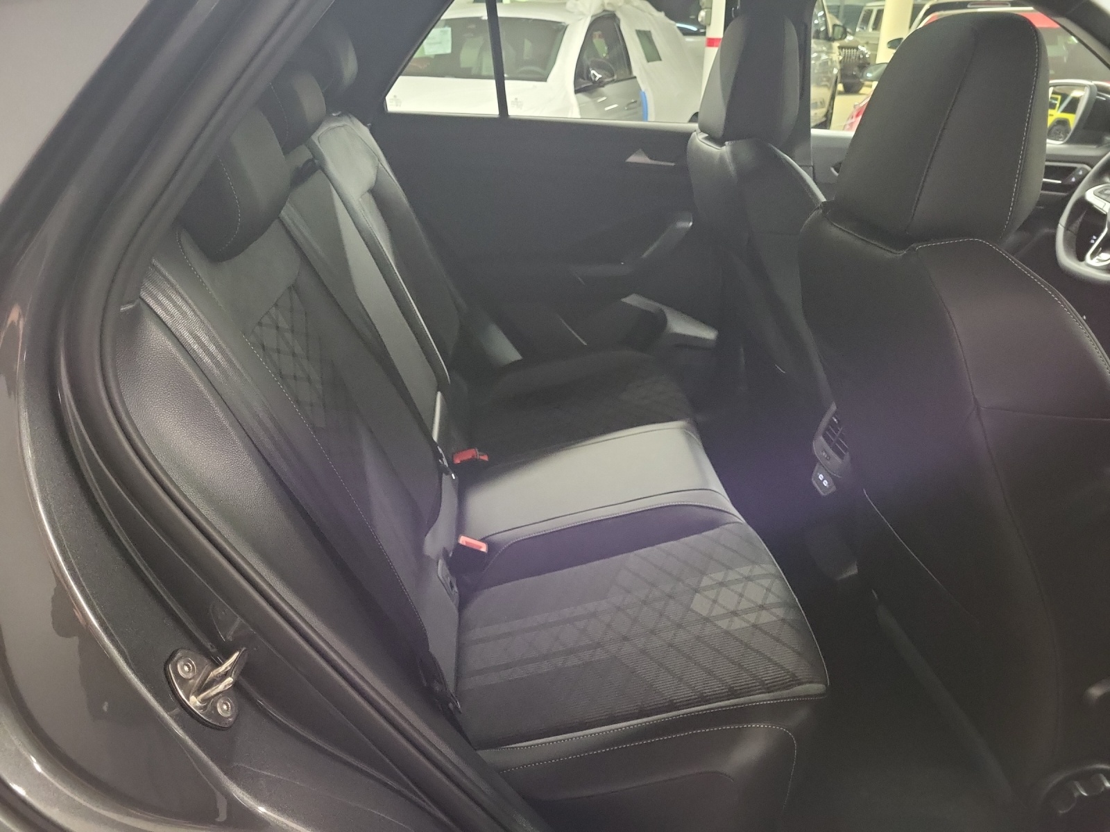 VW T-Roc 2.0 TSI R-Line DSG 4motion-image-9