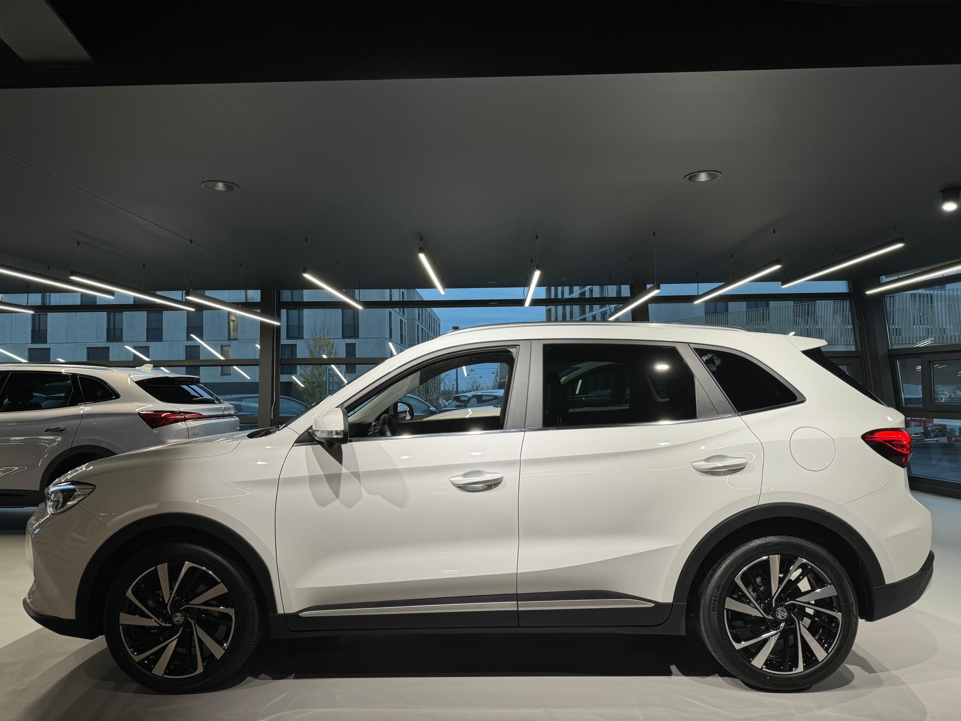 MG ZS 1.5 Hybrid+ Luxury-showroom-element-2