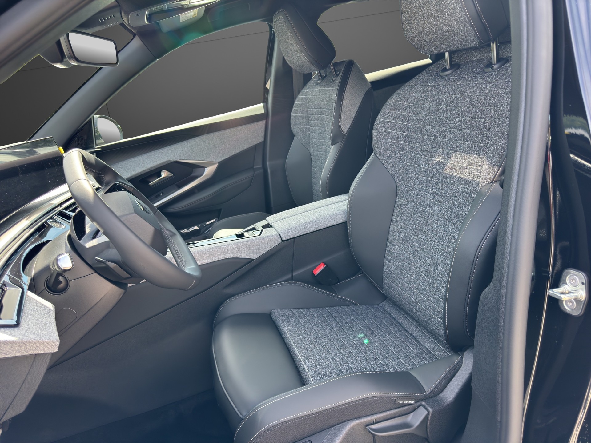 PEUGEOT 3008 73kWh Allure-image-5