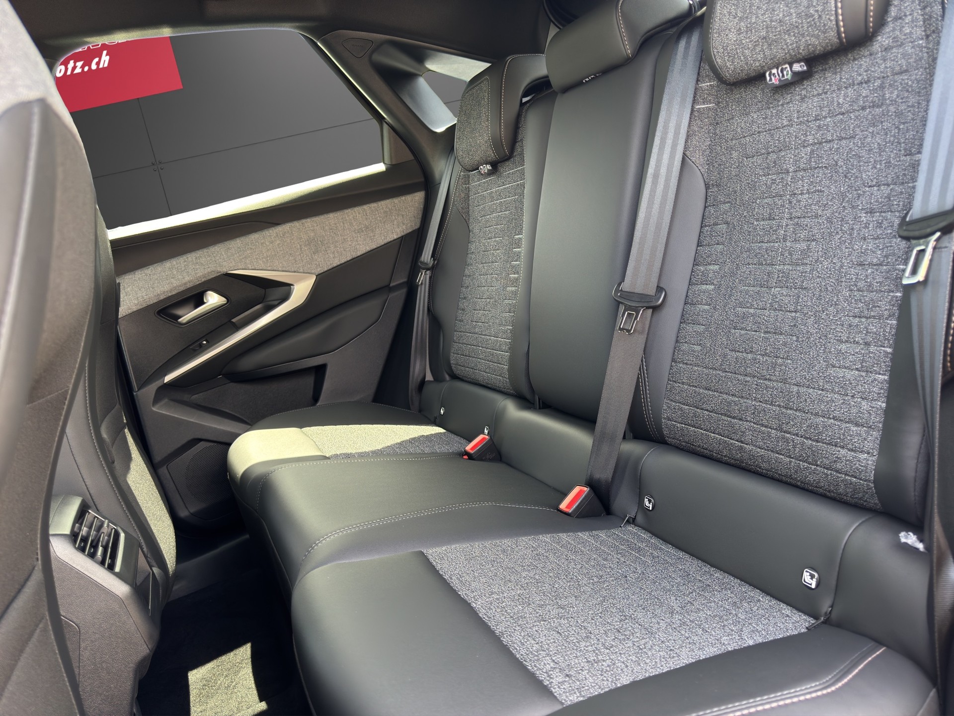 PEUGEOT 3008 73kWh Allure-image-6
