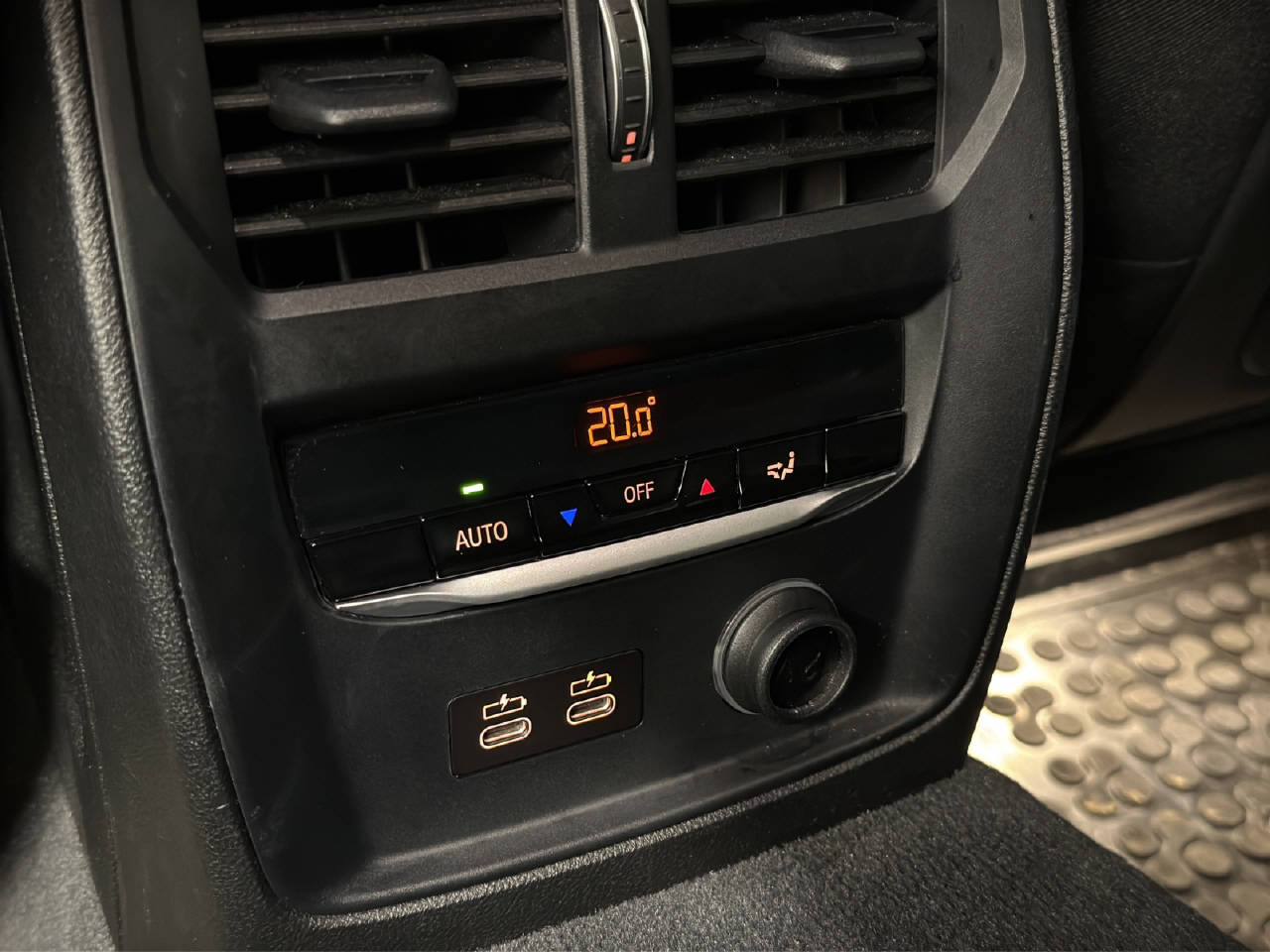BMW 318d Touring-image-12
