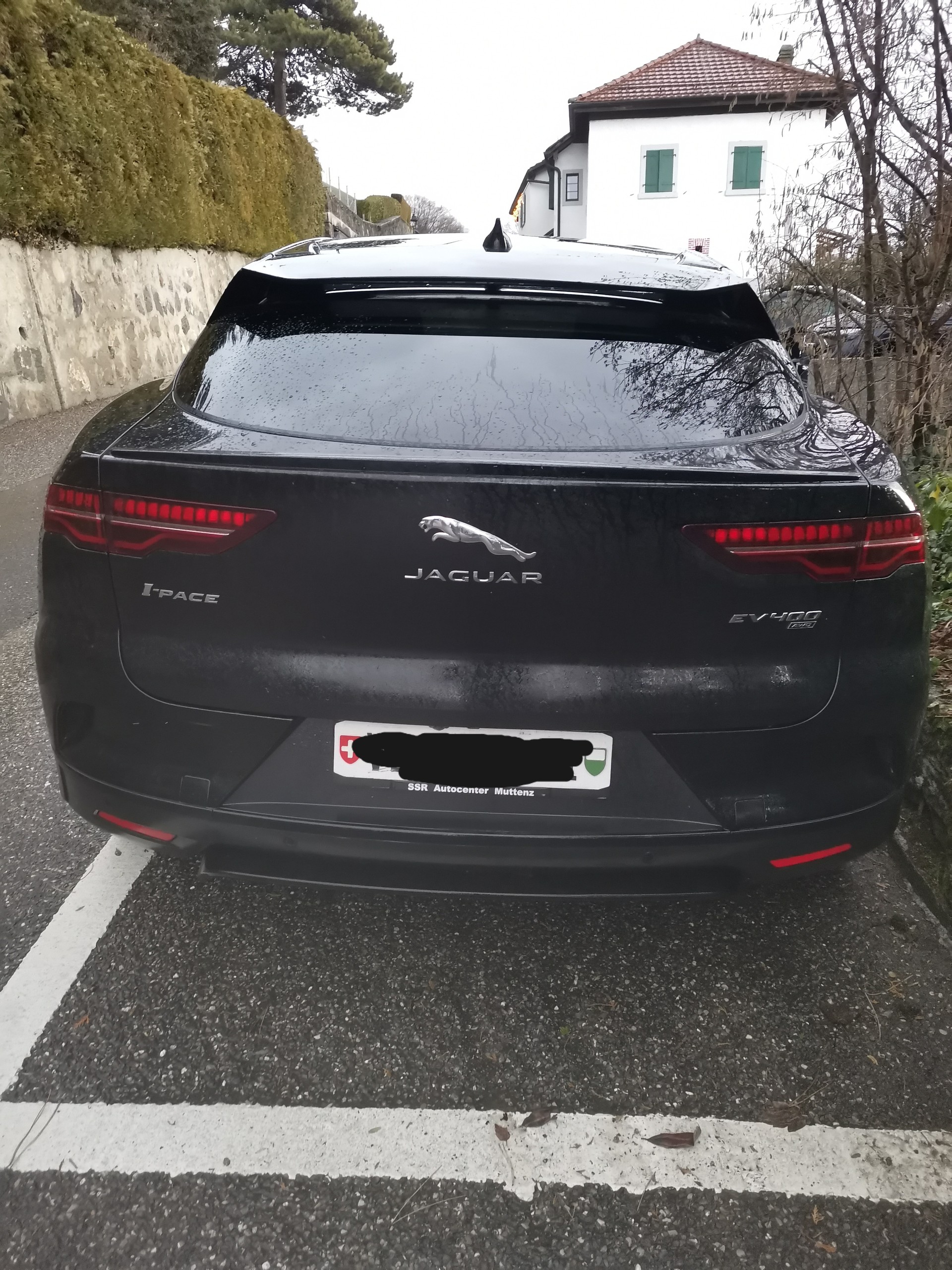 JAGUAR I-Pace EV400 First Edition AWD-image-5