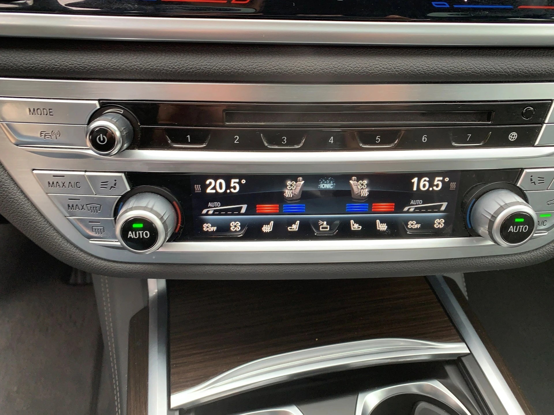 BMW 750i xDrive Steptronic-image-8