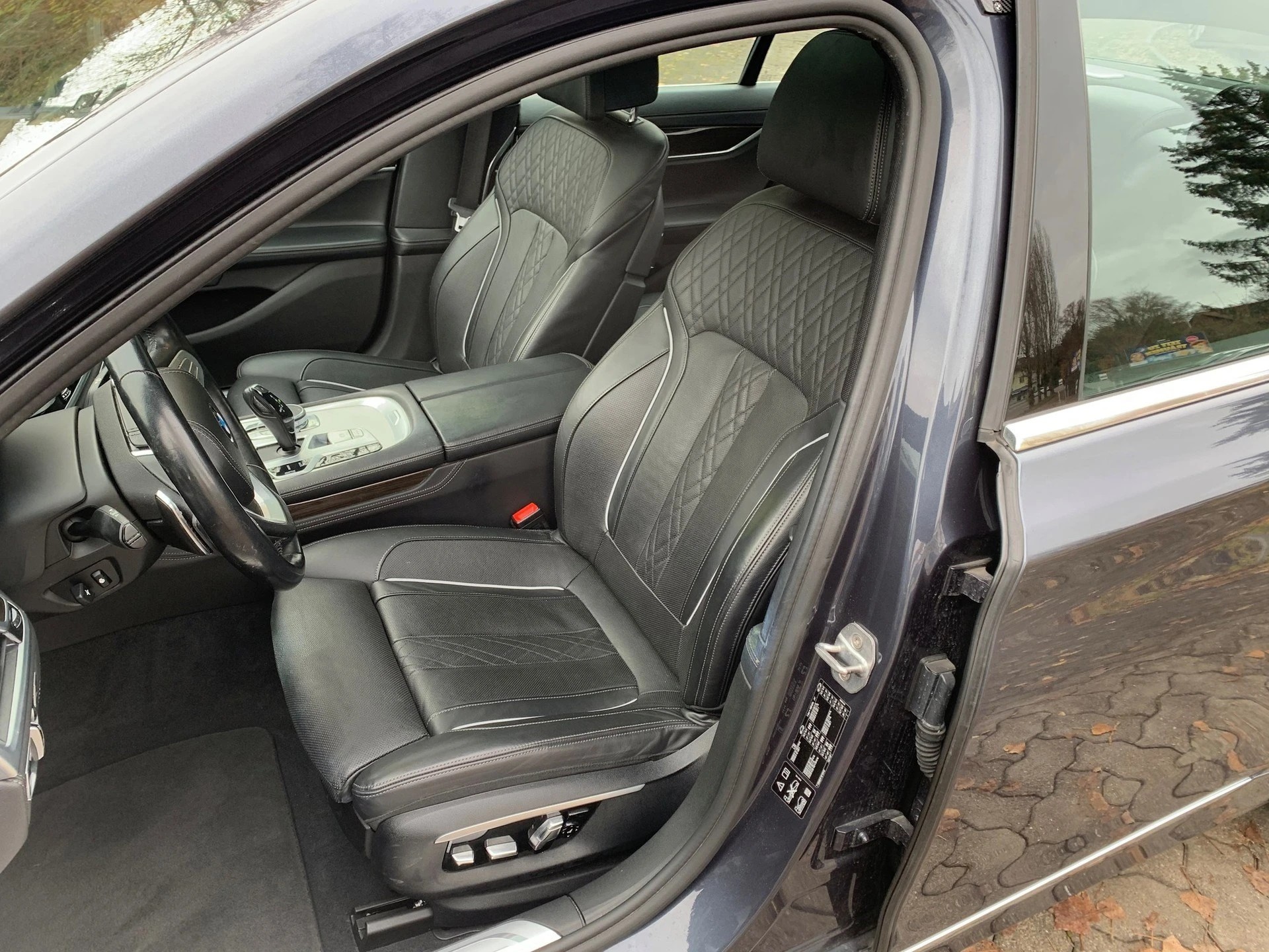 BMW 750i xDrive Steptronic-image-3