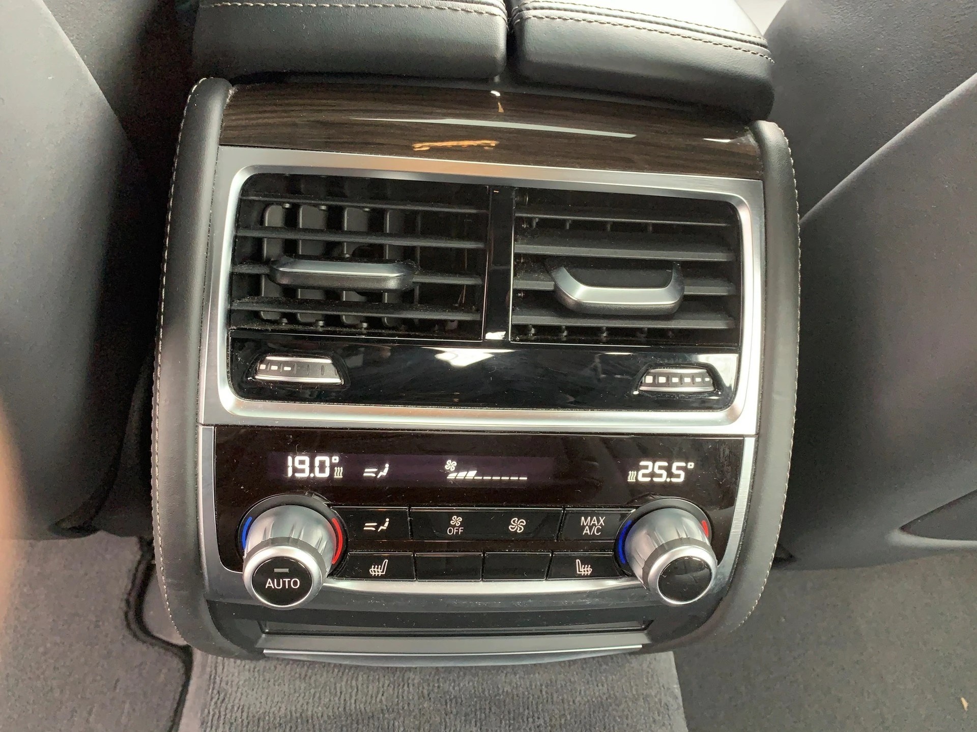 BMW 750i xDrive Steptronic-image-10