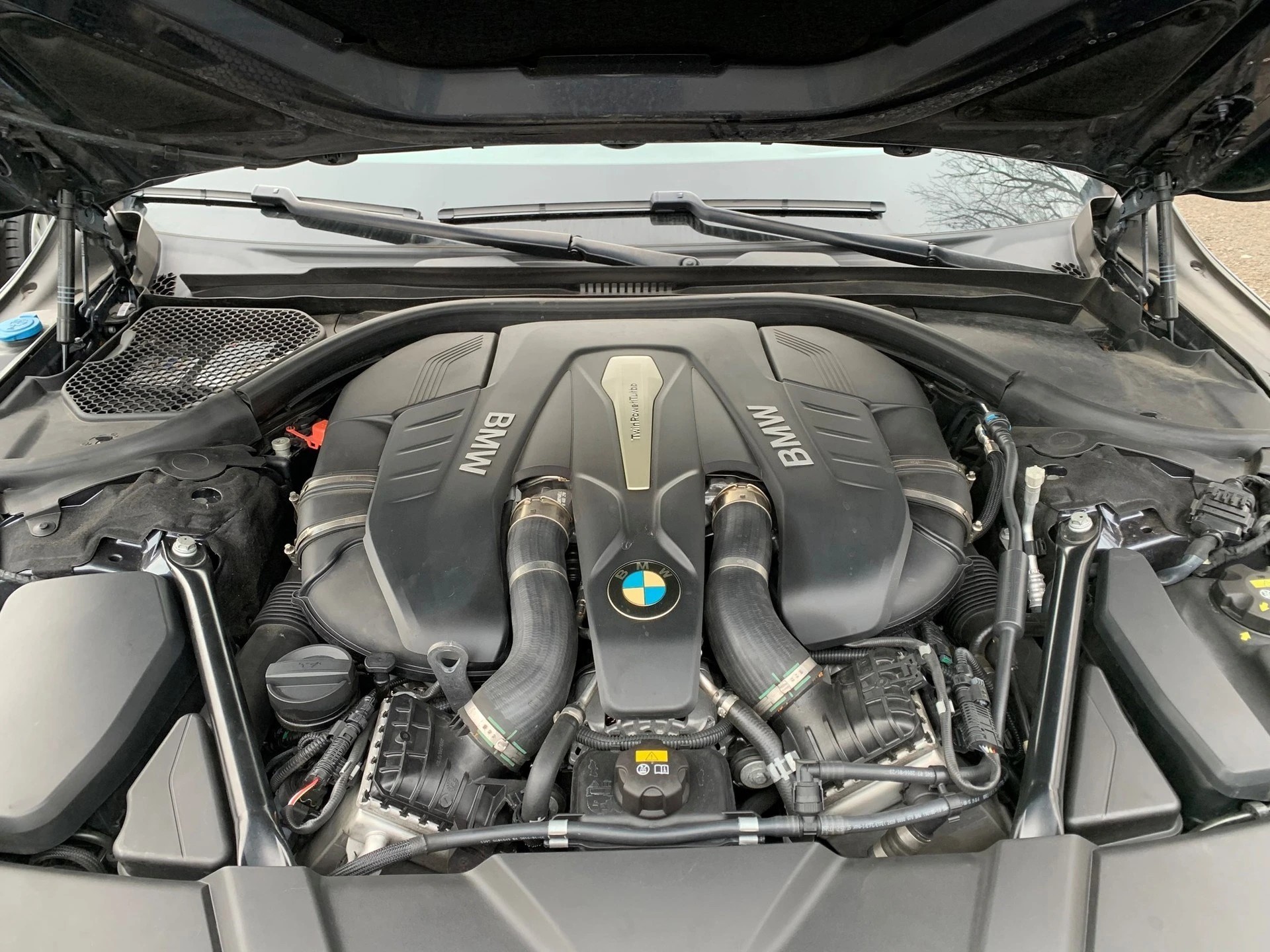 BMW 750i xDrive Steptronic-image-16