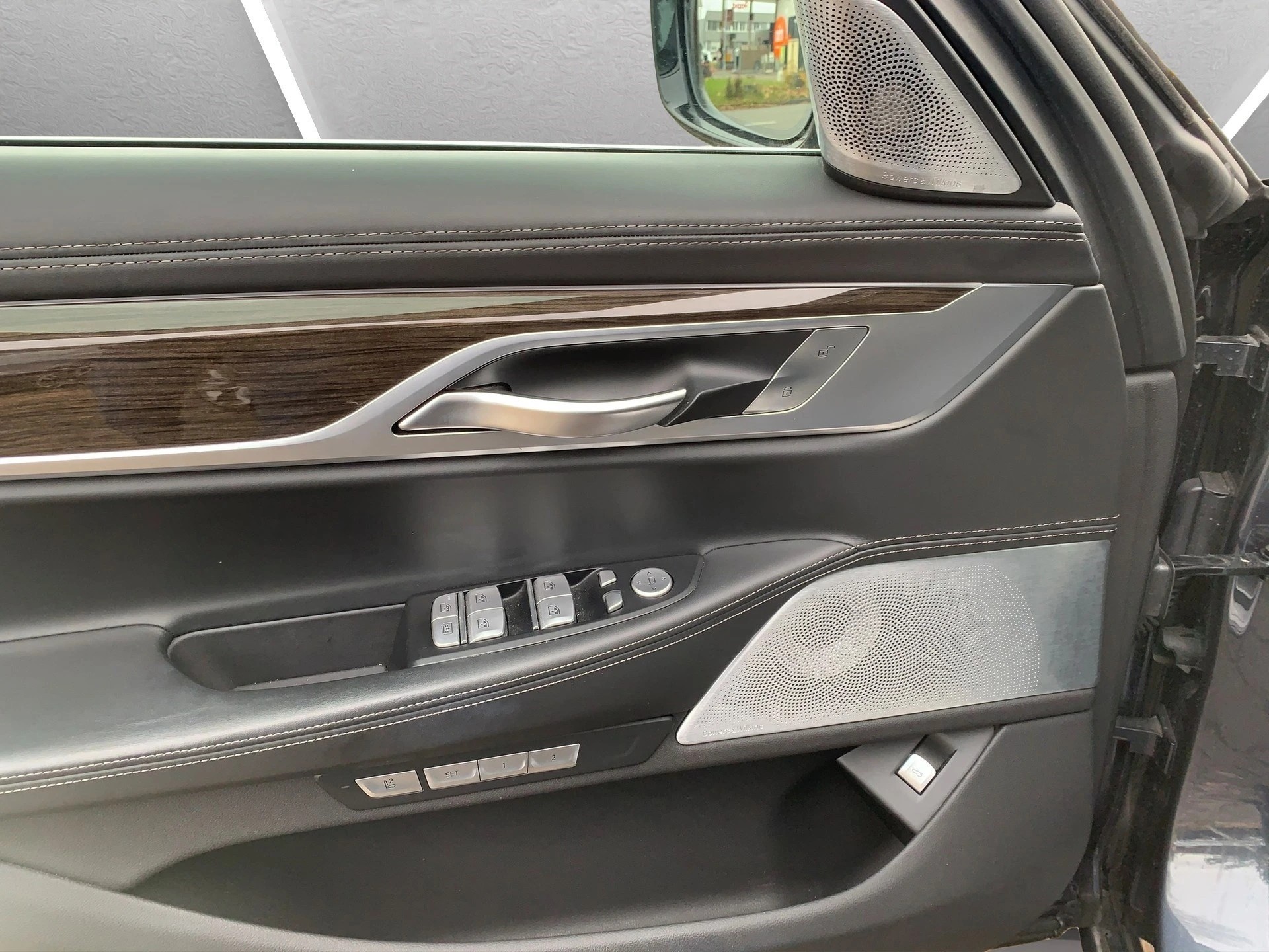 BMW 750i xDrive Steptronic-image-13