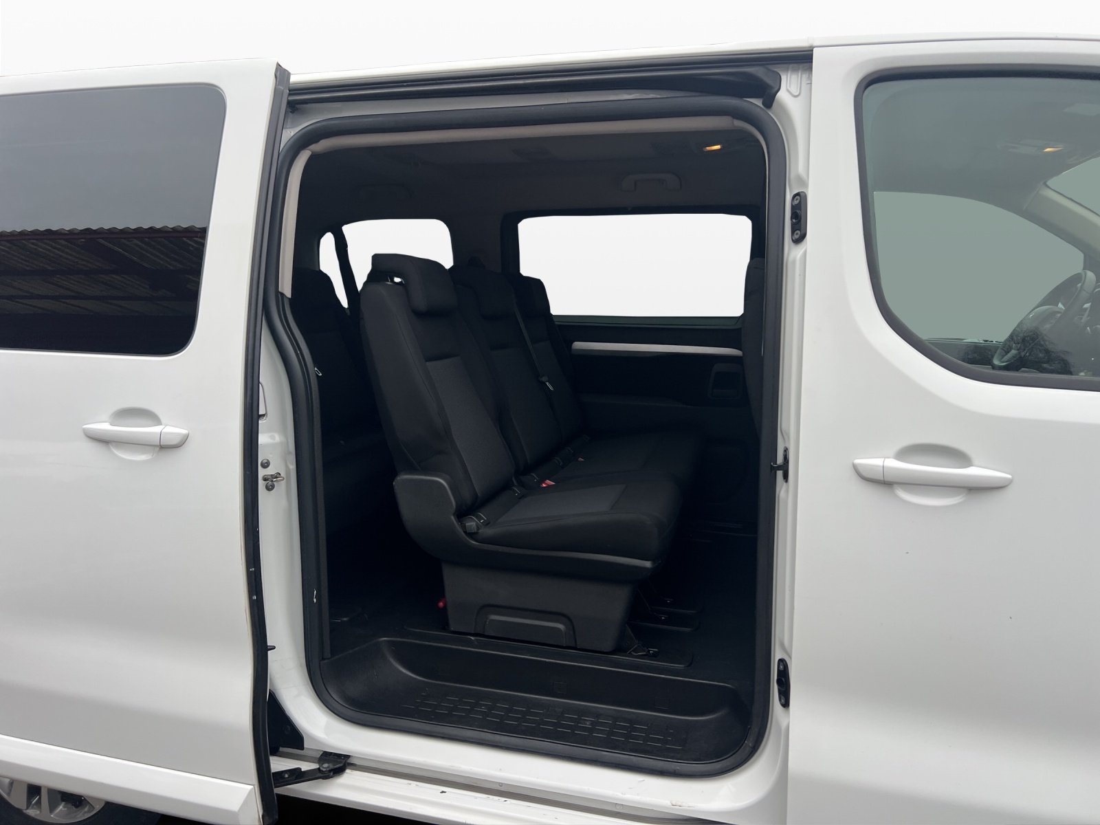 PEUGEOT Traveller 2.0 BlueHDi Business Standard EAT-image-18