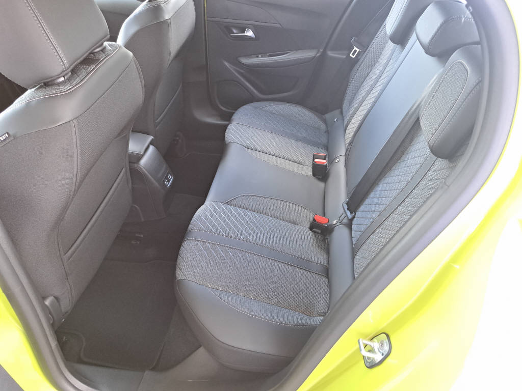 PEUGEOT 208 1.2 Hybrid 110c Allure (8 ans de garantie)-image-9