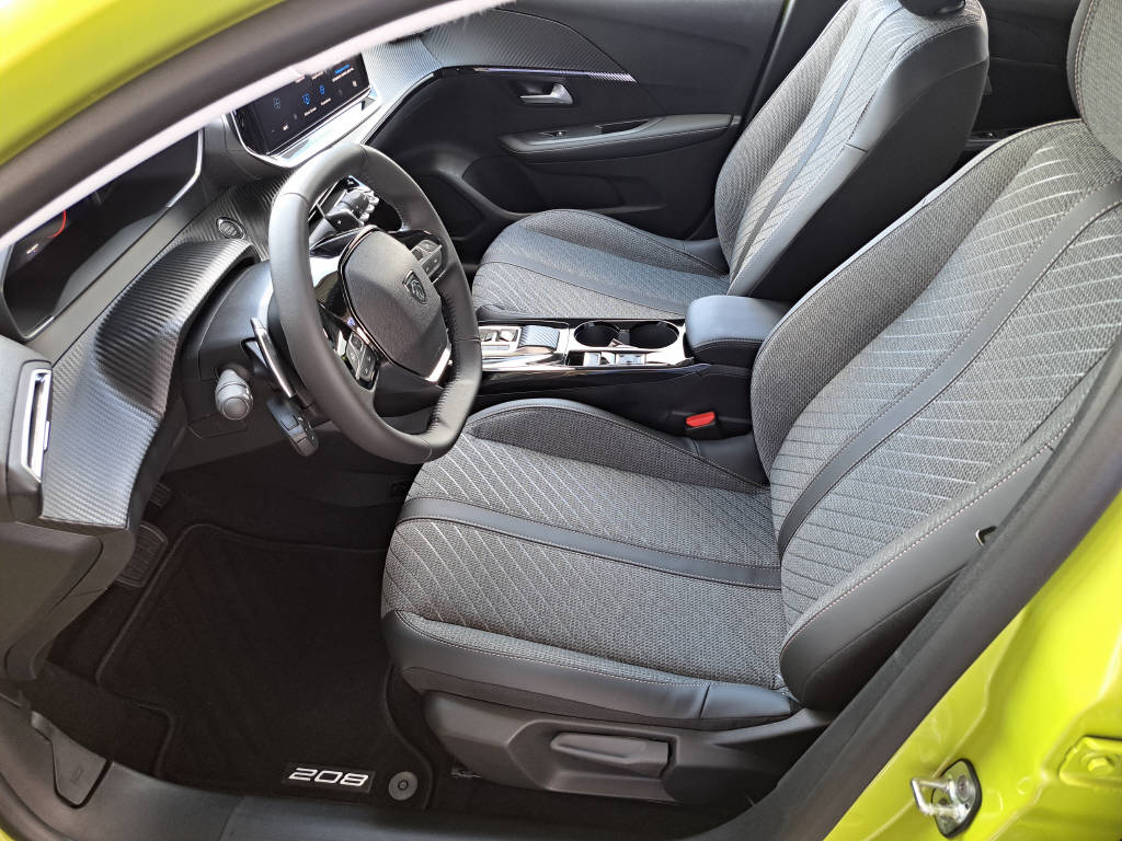 PEUGEOT 208 1.2 Hybrid 110c Allure (8 ans de garantie)-image-7