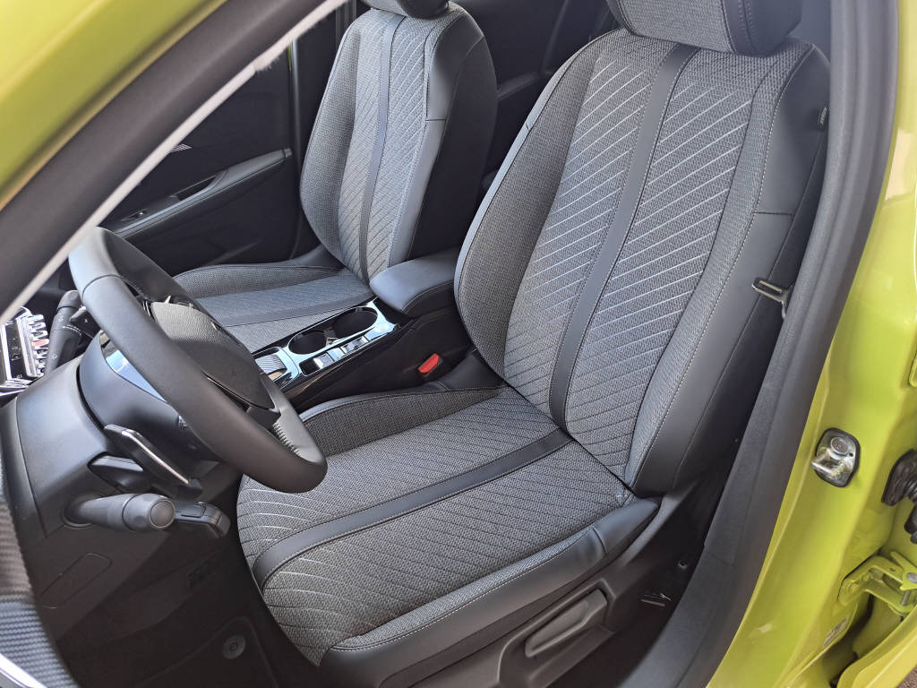 PEUGEOT 208 1.2 Hybrid 110c Allure (8 ans de garantie)-image-8
